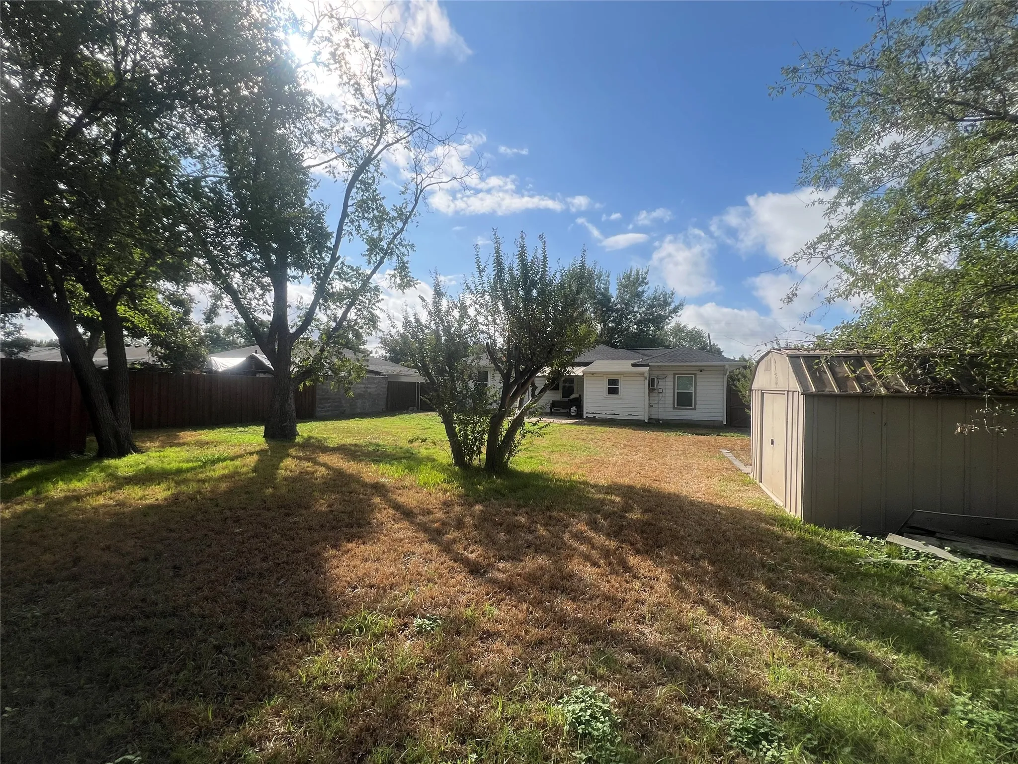 Single Family Residence For Sale in Dallas County , 1021 E Russell Avenue, Carrollton, Texas 75006, 3 Bedroom, 2 Bathroom, Garage spaces, 1,306 Sqft, built in 1952, mls#21405632, Real Estate Agent in Carrollton, Homes For Sale in Dallas county, Homes For Sale in Carrollton, Realtor in Carrollton Texas, Real Estate Brokerage Independent Realty Texas, Luminita Cordes Realtor