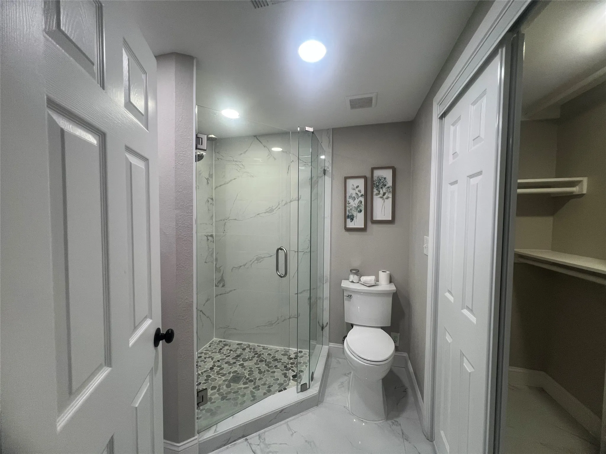 Single Family Residence For Sale in Dallas County , 1021 E Russell Avenue, Carrollton, Texas 75006, 3 Bedroom, 2 Bathroom, Garage spaces, 1,306 Sqft, built in 1952, mls#21405632, Real Estate Agent in Carrollton, Homes For Sale in Dallas county, Homes For Sale in Carrollton, Realtor in Carrollton Texas, Real Estate Brokerage Independent Realty Texas, Luminita Cordes Realtor