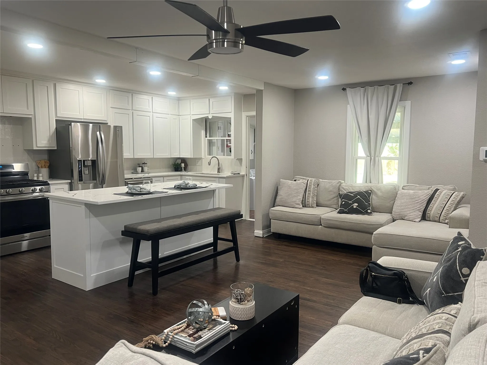 Single Family Residence For Sale in Dallas County , 1021 E Russell Avenue, Carrollton, Texas 75006, 3 Bedroom, 2 Bathroom, Garage spaces, 1,306 Sqft, built in 1952, mls#21405632, Real Estate Agent in Carrollton, Homes For Sale in Dallas county, Homes For Sale in Carrollton, Realtor in Carrollton Texas, Real Estate Brokerage Independent Realty Texas, Luminita Cordes Realtor