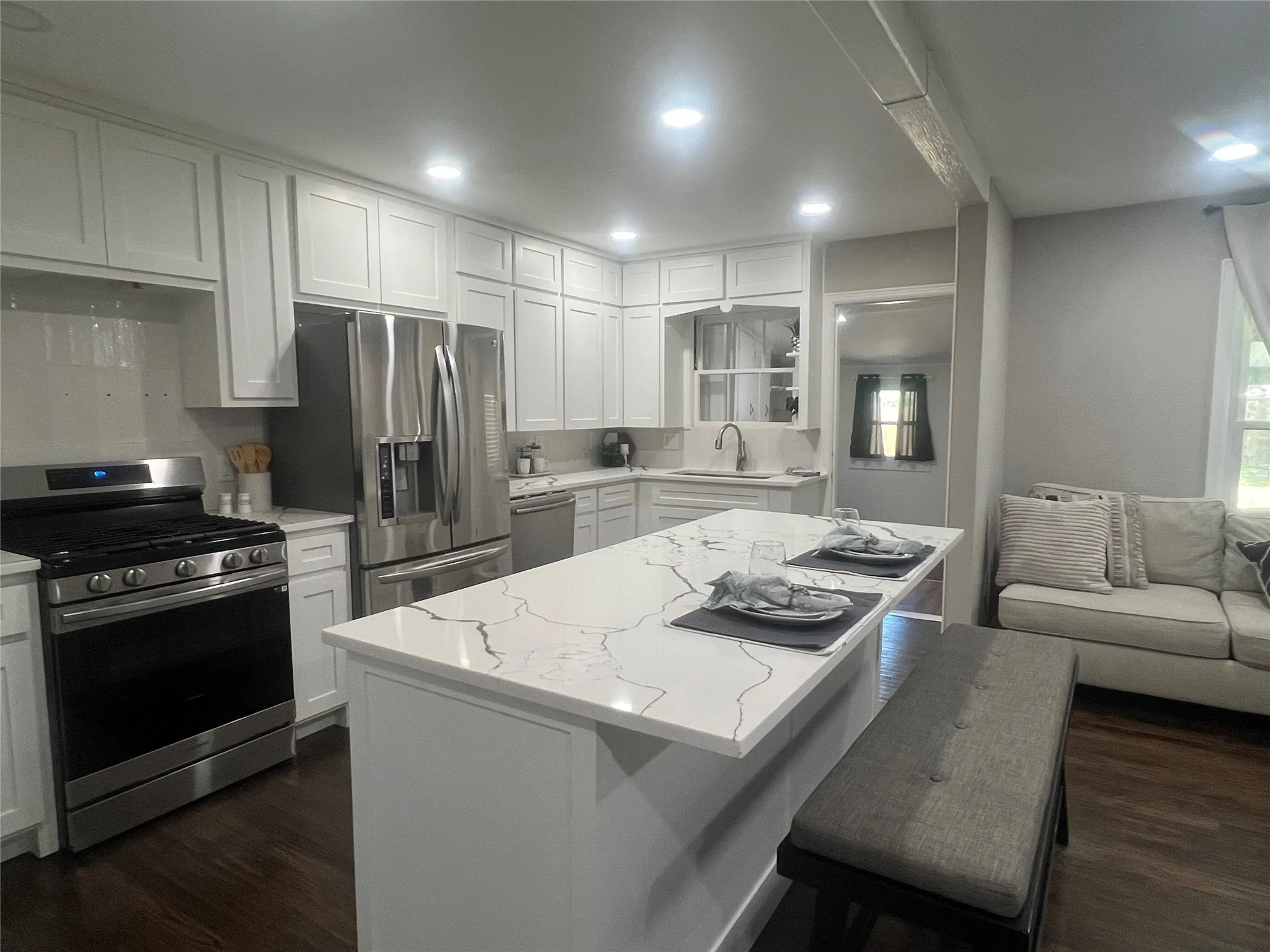 Single Family Residence For Sale in Dallas County , 1021 E Russell Avenue, Carrollton, Texas 75006, 3 Bedroom, 2 Bathroom, Garage spaces, 1,306 Sqft, built in 1952, mls#21405632, Real Estate Agent in Carrollton, Homes For Sale in Dallas county, Homes For Sale in Carrollton, Realtor in Carrollton Texas, Real Estate Brokerage Independent Realty Texas, Luminita Cordes Realtor