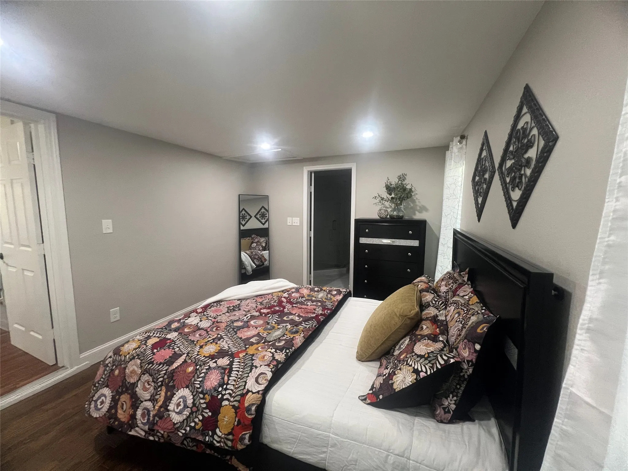Single Family Residence For Sale in Dallas County , 1021 E Russell Avenue, Carrollton, Texas 75006, 3 Bedroom, 2 Bathroom, Garage spaces, 1,306 Sqft, built in 1952, mls#21405632, Real Estate Agent in Carrollton, Homes For Sale in Dallas county, Homes For Sale in Carrollton, Realtor in Carrollton Texas, Real Estate Brokerage Independent Realty Texas, Luminita Cordes Realtor