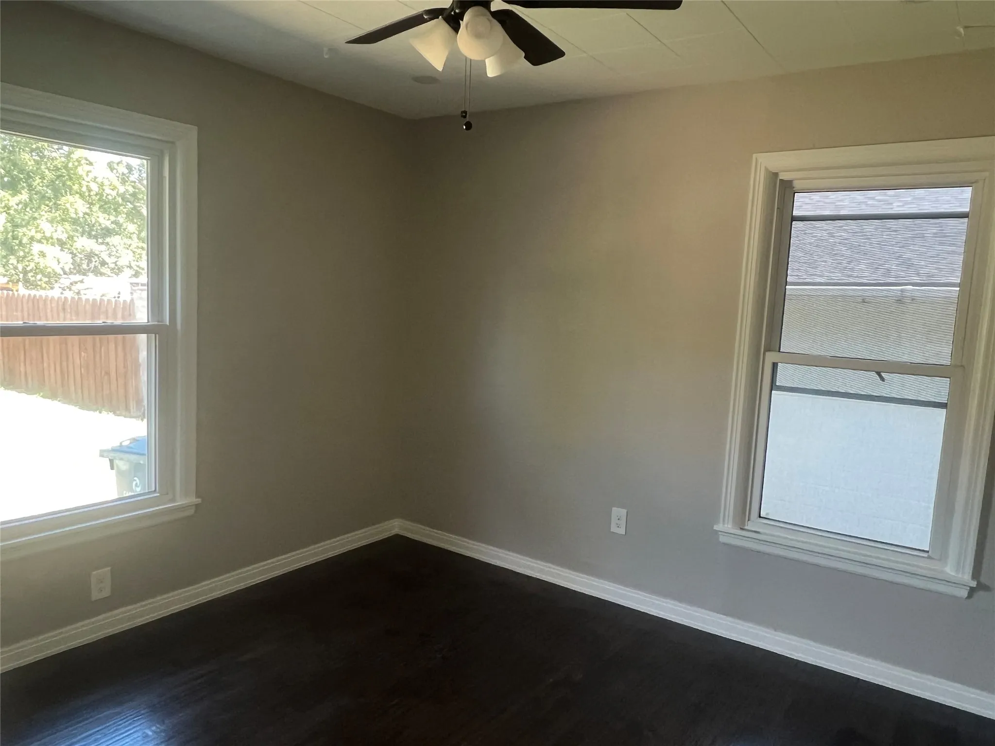 Single Family Residence For Sale in Dallas County , 1021 E Russell Avenue, Carrollton, Texas 75006, 3 Bedroom, 2 Bathroom, Garage spaces, 1,306 Sqft, built in 1952, mls#21405632, Real Estate Agent in Carrollton, Homes For Sale in Dallas county, Homes For Sale in Carrollton, Realtor in Carrollton Texas, Real Estate Brokerage Independent Realty Texas, Luminita Cordes Realtor