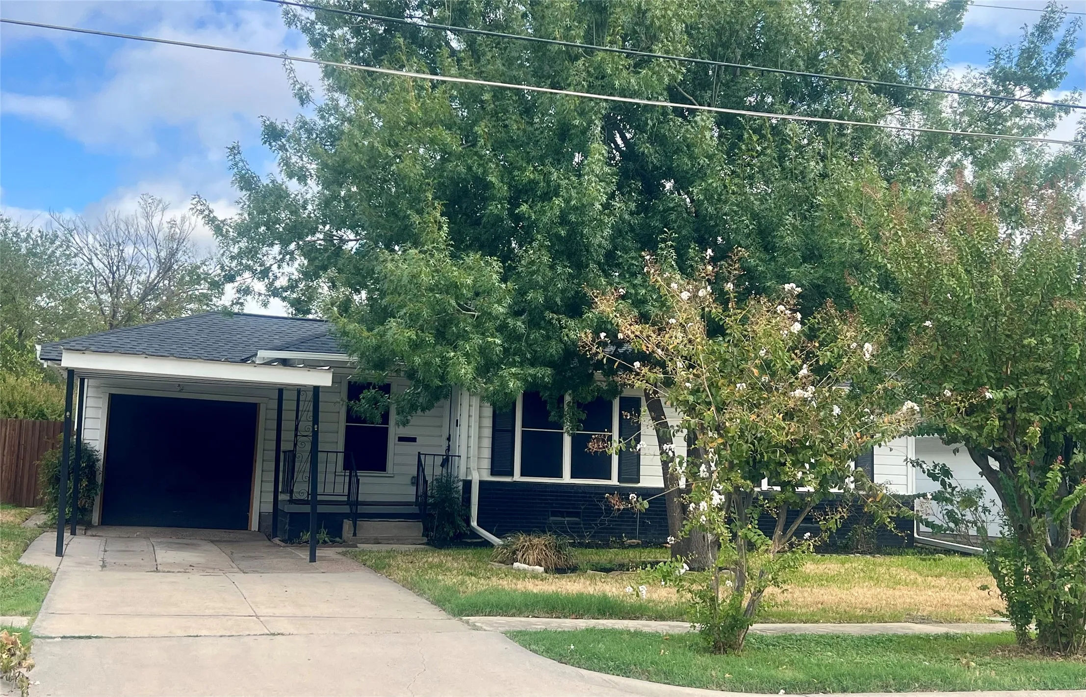 Single Family Residence For Sale in Dallas County , 1021 E Russell Avenue, Carrollton, Texas 75006, 3 Bedroom, 2 Bathroom, Garage spaces, 1,306 Sqft, built in 1952, mls#21405632, Real Estate Agent in Carrollton, Homes For Sale in Dallas county, Homes For Sale in Carrollton, Realtor in Carrollton Texas, Real Estate Brokerage Independent Realty Texas, Luminita Cordes Realtor