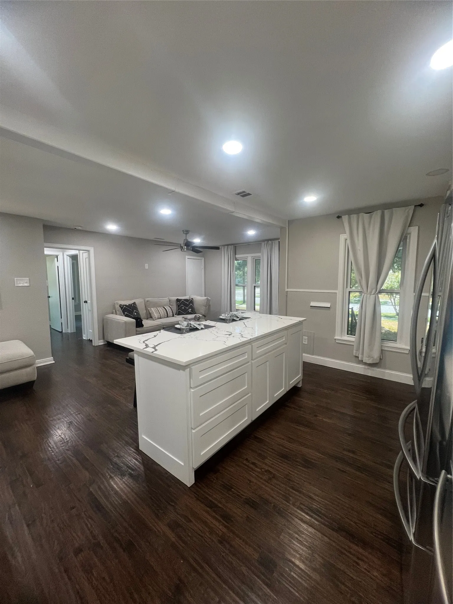 Single Family Residence For Sale in Dallas County , 1021 E Russell Avenue, Carrollton, Texas 75006, 3 Bedroom, 2 Bathroom, Garage spaces, 1,306 Sqft, built in 1952, mls#21405632, Real Estate Agent in Carrollton, Homes For Sale in Dallas county, Homes For Sale in Carrollton, Realtor in Carrollton Texas, Real Estate Brokerage Independent Realty Texas, Luminita Cordes Realtor