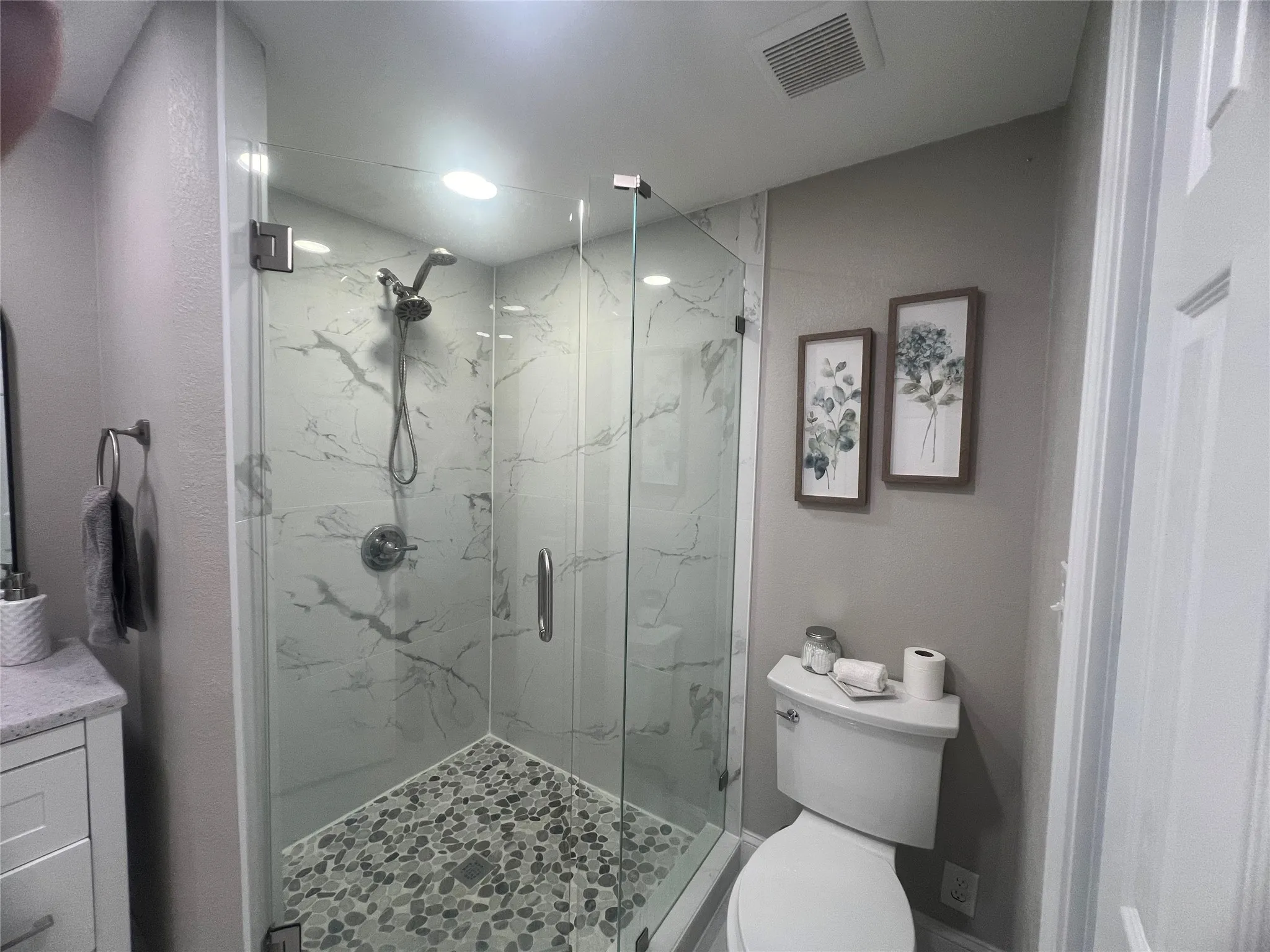 Single Family Residence For Sale in Dallas County , 1021 E Russell Avenue, Carrollton, Texas 75006, 3 Bedroom, 2 Bathroom, Garage spaces, 1,306 Sqft, built in 1952, mls#21405632, Real Estate Agent in Carrollton, Homes For Sale in Dallas county, Homes For Sale in Carrollton, Realtor in Carrollton Texas, Real Estate Brokerage Independent Realty Texas, Luminita Cordes Realtor