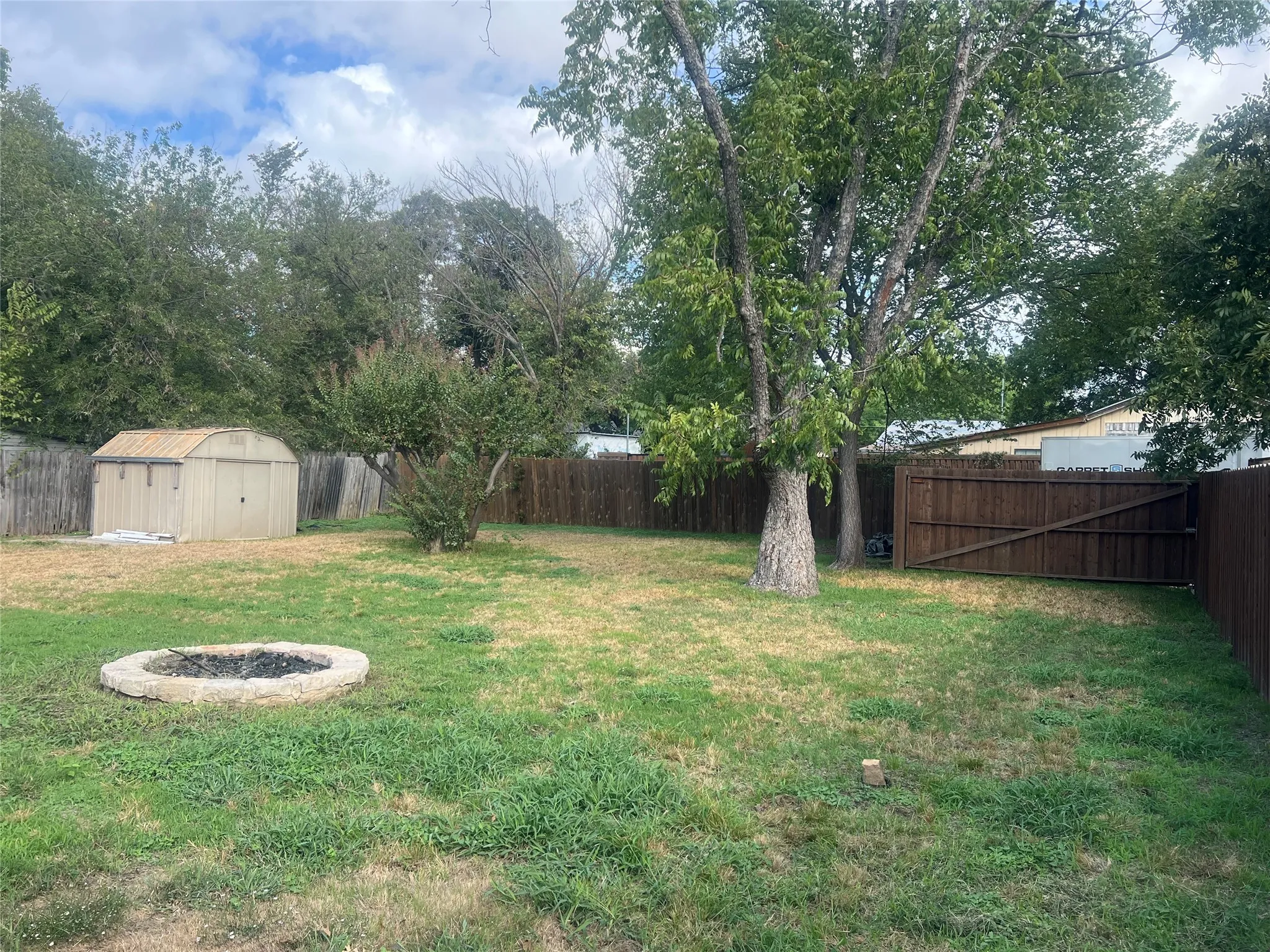 Single Family Residence For Sale in Dallas County , 1021 E Russell Avenue, Carrollton, Texas 75006, 3 Bedroom, 2 Bathroom, Garage spaces, 1,306 Sqft, built in 1952, mls#21405632, Real Estate Agent in Carrollton, Homes For Sale in Dallas county, Homes For Sale in Carrollton, Realtor in Carrollton Texas, Real Estate Brokerage Independent Realty Texas, Luminita Cordes Realtor