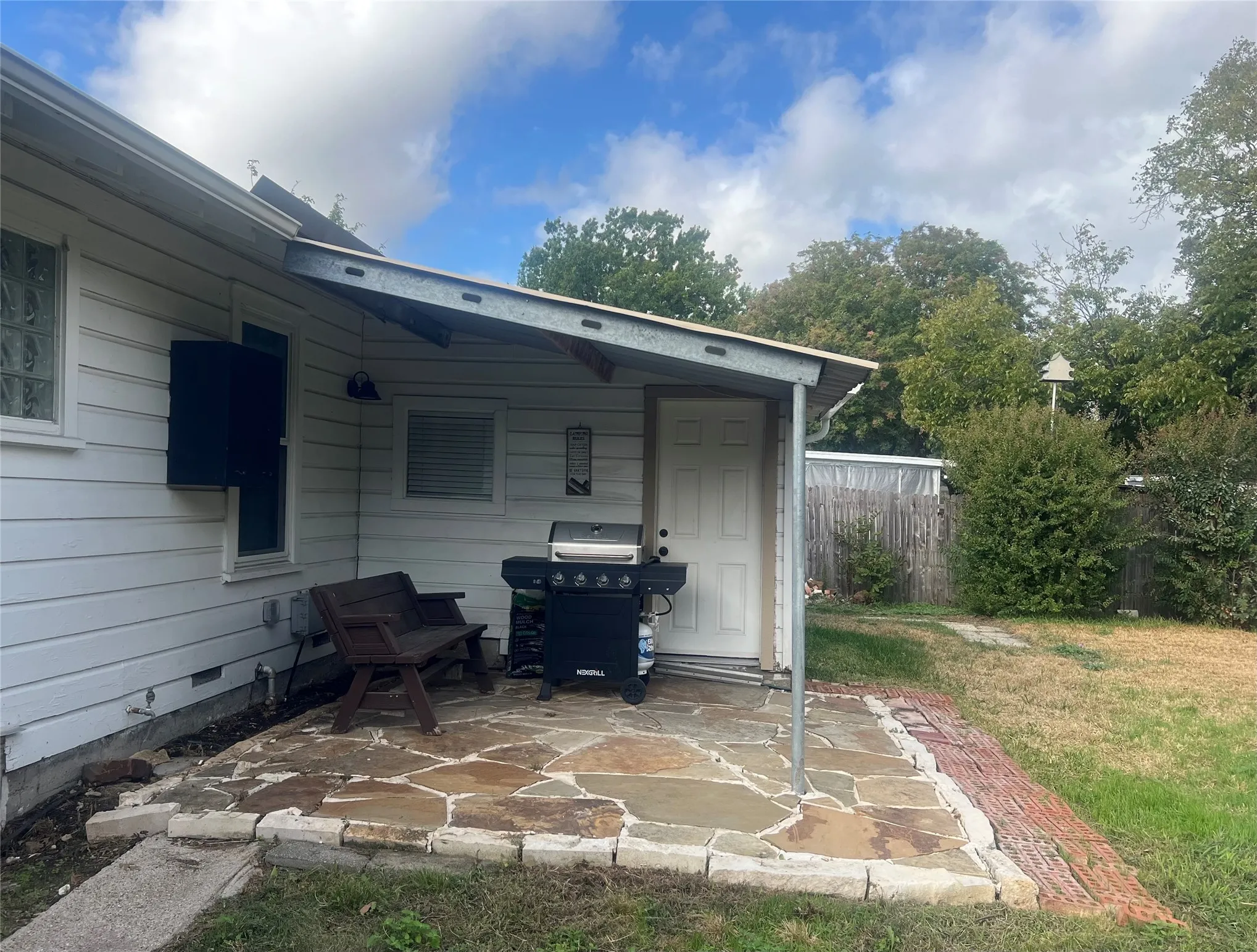 Single Family Residence For Sale in Dallas County , 1021 E Russell Avenue, Carrollton, Texas 75006, 3 Bedroom, 2 Bathroom, Garage spaces, 1,306 Sqft, built in 1952, mls#21405632, Real Estate Agent in Carrollton, Homes For Sale in Dallas county, Homes For Sale in Carrollton, Realtor in Carrollton Texas, Real Estate Brokerage Independent Realty Texas, Luminita Cordes Realtor