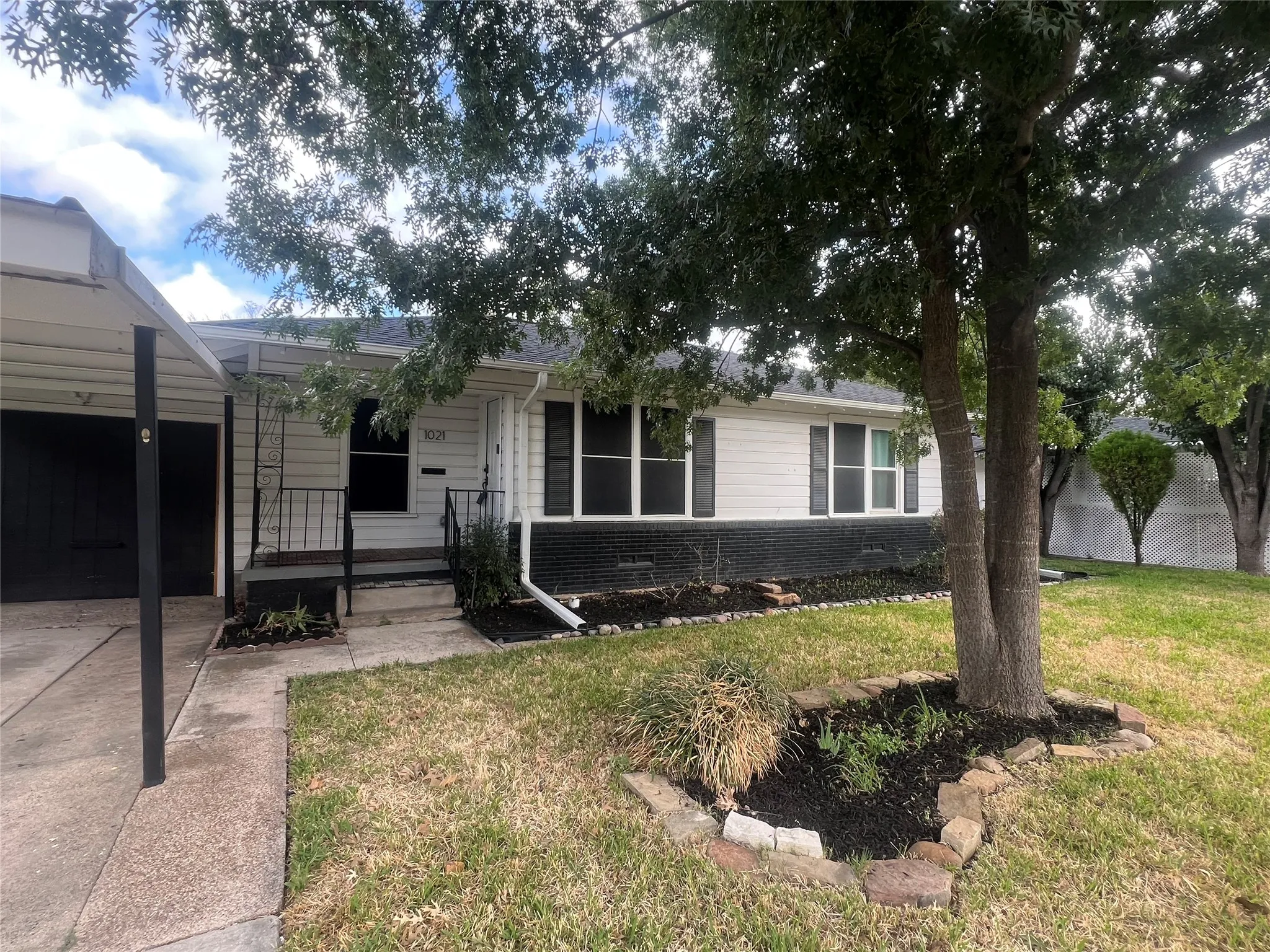 Single Family Residence For Sale in Dallas County , 1021 E Russell Avenue, Carrollton, Texas 75006, 3 Bedroom, 2 Bathroom, Garage spaces, 1,306 Sqft, built in 1952, mls#21405632, Real Estate Agent in Carrollton, Homes For Sale in Dallas county, Homes For Sale in Carrollton, Realtor in Carrollton Texas, Real Estate Brokerage Independent Realty Texas, Luminita Cordes Realtor