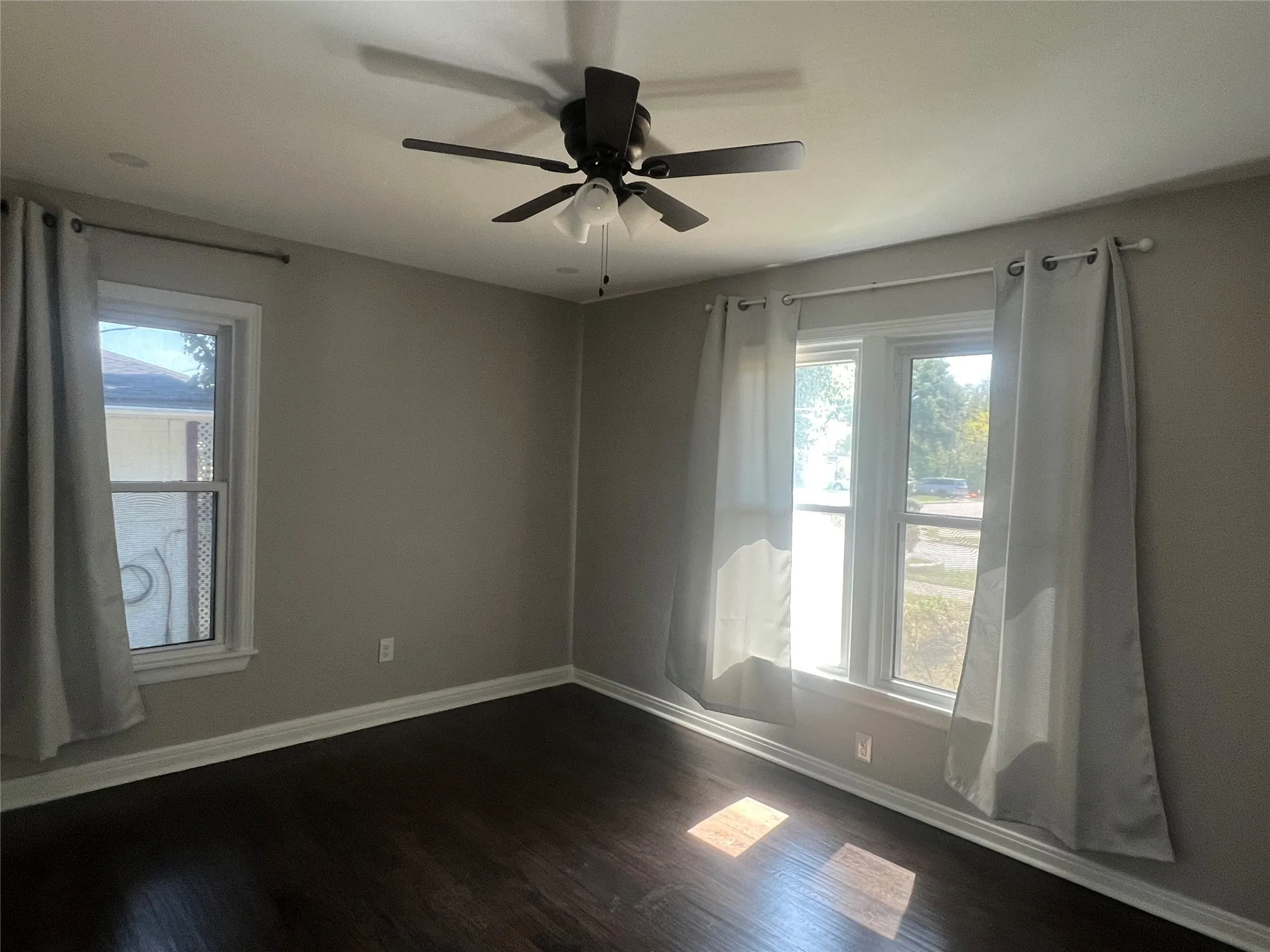 Single Family Residence For Sale in Dallas County , 1021 E Russell Avenue, Carrollton, Texas 75006, 3 Bedroom, 2 Bathroom, Garage spaces, 1,306 Sqft, built in 1952, mls#21405632, Real Estate Agent in Carrollton, Homes For Sale in Dallas county, Homes For Sale in Carrollton, Realtor in Carrollton Texas, Real Estate Brokerage Independent Realty Texas, Luminita Cordes Realtor