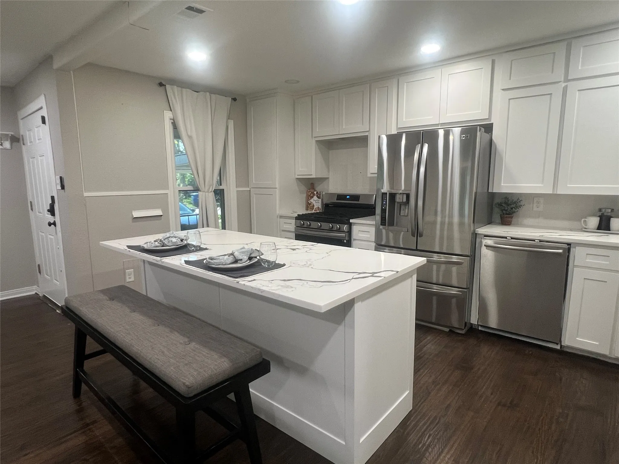Single Family Residence For Sale in Dallas County , 1021 E Russell Avenue, Carrollton, Texas 75006, 3 Bedroom, 2 Bathroom, Garage spaces, 1,306 Sqft, built in 1952, mls#21405632, Real Estate Agent in Carrollton, Homes For Sale in Dallas county, Homes For Sale in Carrollton, Realtor in Carrollton Texas, Real Estate Brokerage Independent Realty Texas, Luminita Cordes Realtor
