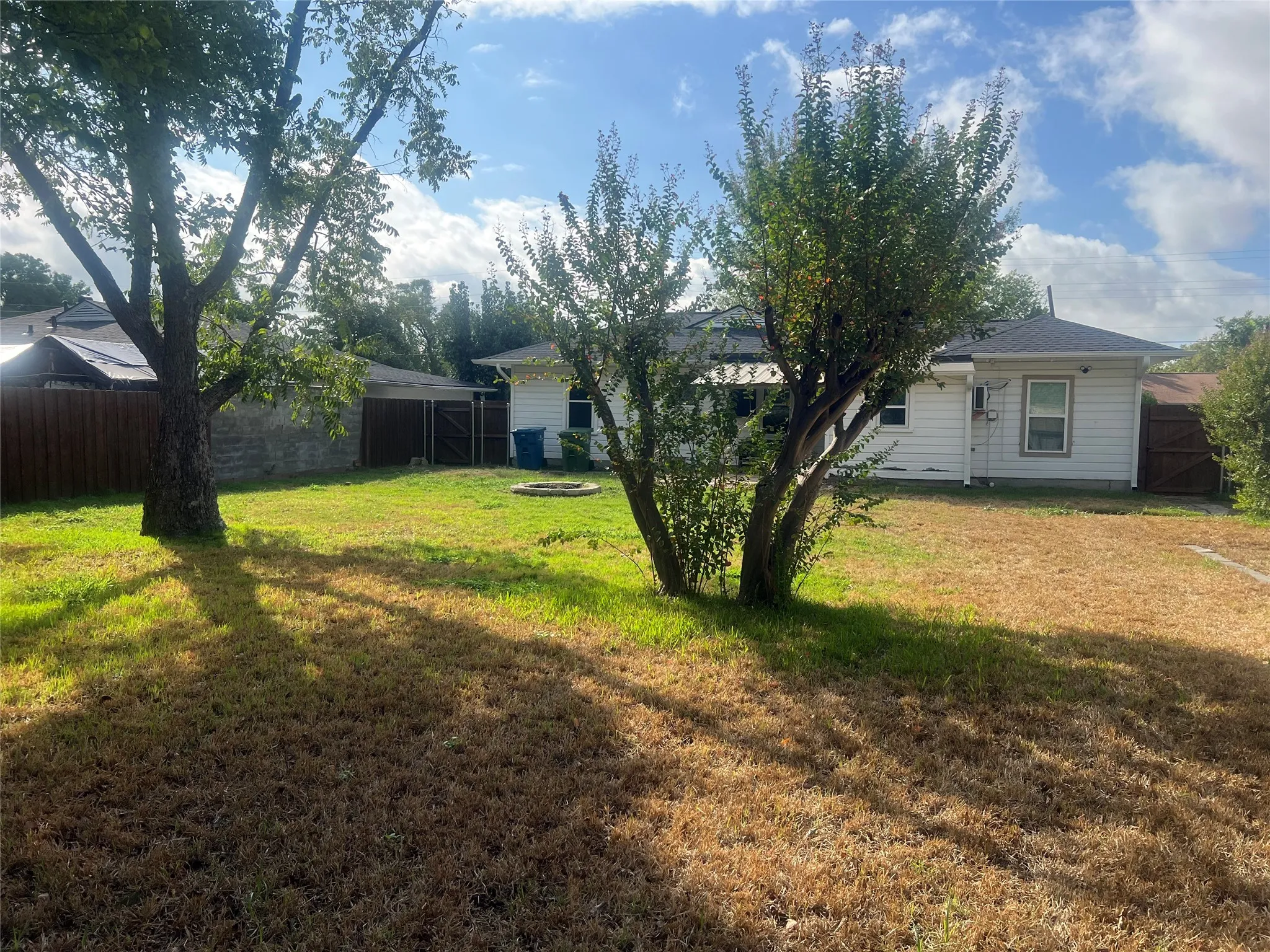 Single Family Residence For Sale in Dallas County , 1021 E Russell Avenue, Carrollton, Texas 75006, 3 Bedroom, 2 Bathroom, Garage spaces, 1,306 Sqft, built in 1952, mls#21405632, Real Estate Agent in Carrollton, Homes For Sale in Dallas county, Homes For Sale in Carrollton, Realtor in Carrollton Texas, Real Estate Brokerage Independent Realty Texas, Luminita Cordes Realtor