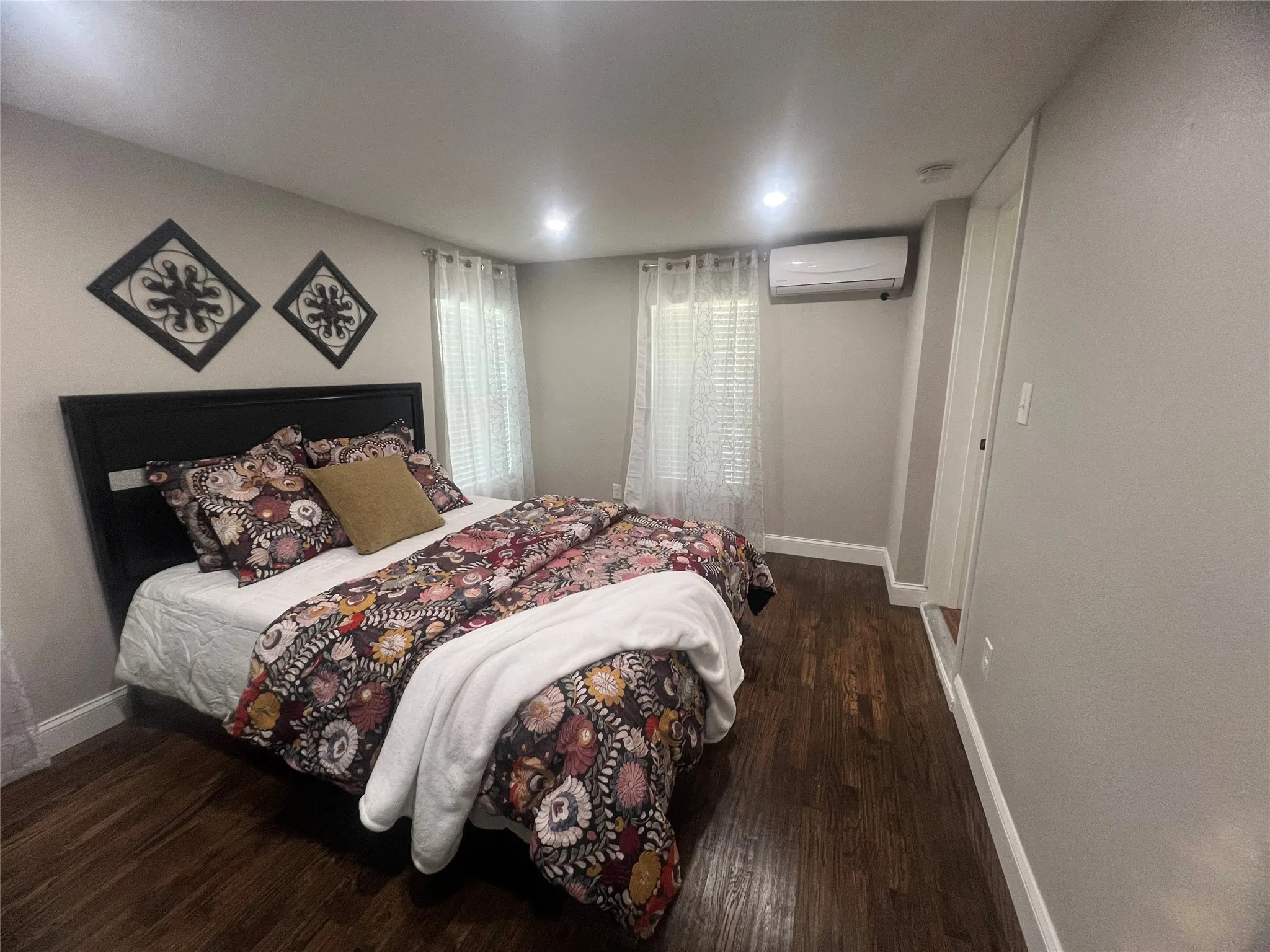 Single Family Residence For Sale in Dallas County , 1021 E Russell Avenue, Carrollton, Texas 75006, 3 Bedroom, 2 Bathroom, Garage spaces, 1,306 Sqft, built in 1952, mls#21405632, Real Estate Agent in Carrollton, Homes For Sale in Dallas county, Homes For Sale in Carrollton, Realtor in Carrollton Texas, Real Estate Brokerage Independent Realty Texas, Luminita Cordes Realtor