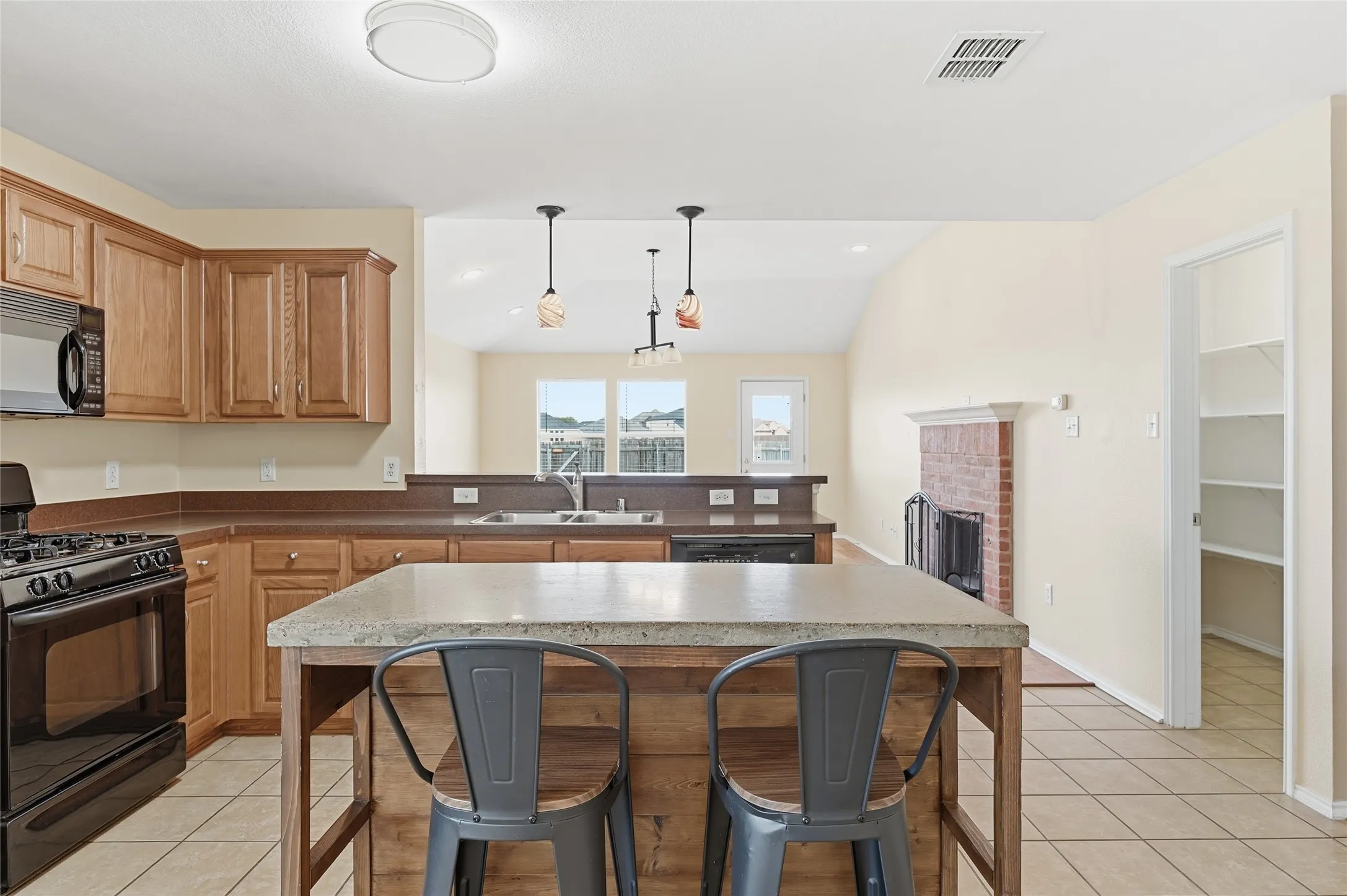 Single Family Residence For Sale in Grayson County , 2121 Sherbrooke Court, Sherman, Texas 75092, 3 Bedroom, 2 Bathroom, 2 Garage spaces, 1,831 Sqft, built in 2004, mls#21411967, Real Estate Agent in Sherman, Homes For Sale in Grayson county, Homes For Sale in Sherman, Realtor in Sherman Texas, Real Estate Brokerage Independent Realty Texas, Luminita Cordes Realtor