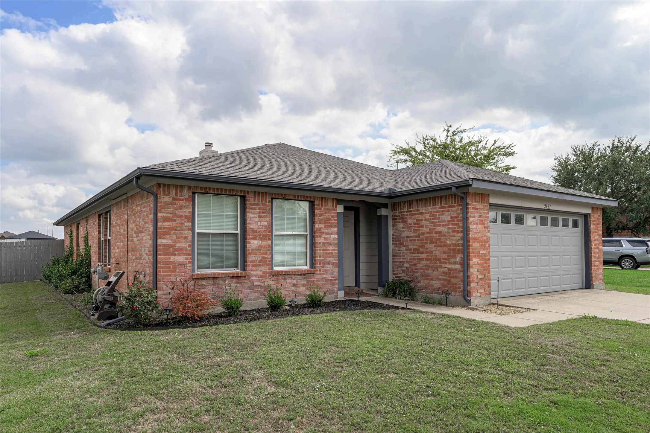 Single Family Residence For Sale in Grayson County , 2121 Sherbrooke Court, Sherman, Texas 75092, 3 Bedroom, 2 Bathroom, 2 Garage spaces, 1,831 Sqft, built in 2004, mls#21411967, Real Estate Agent in Sherman, Homes For Sale in Grayson county, Homes For Sale in Sherman, Realtor in Sherman Texas, Real Estate Brokerage Independent Realty Texas, Luminita Cordes Realtor