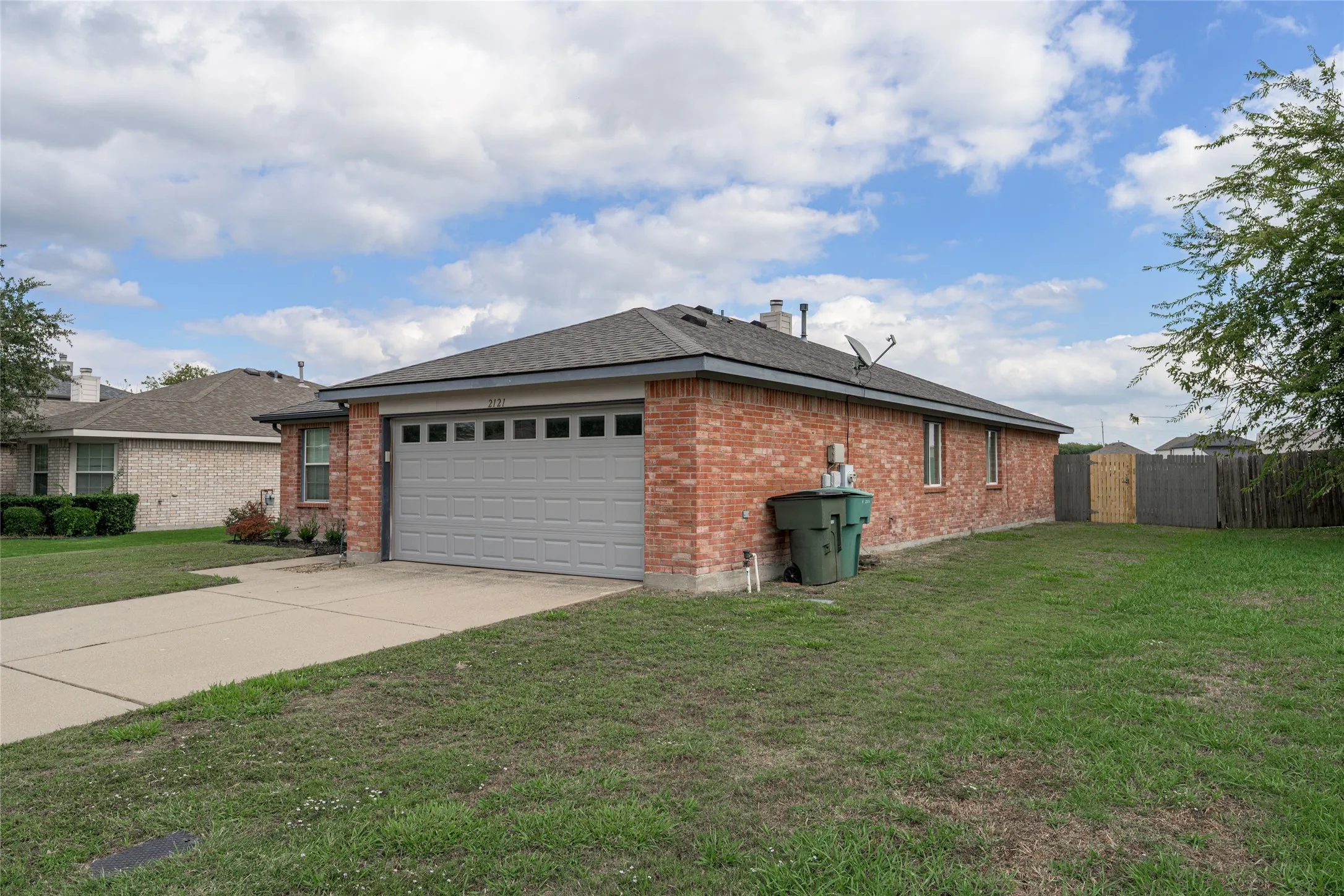 Single Family Residence For Sale in Grayson County , 2121 Sherbrooke Court, Sherman, Texas 75092, 3 Bedroom, 2 Bathroom, 2 Garage spaces, 1,831 Sqft, built in 2004, mls#21411967, Real Estate Agent in Sherman, Homes For Sale in Grayson county, Homes For Sale in Sherman, Realtor in Sherman Texas, Real Estate Brokerage Independent Realty Texas, Luminita Cordes Realtor