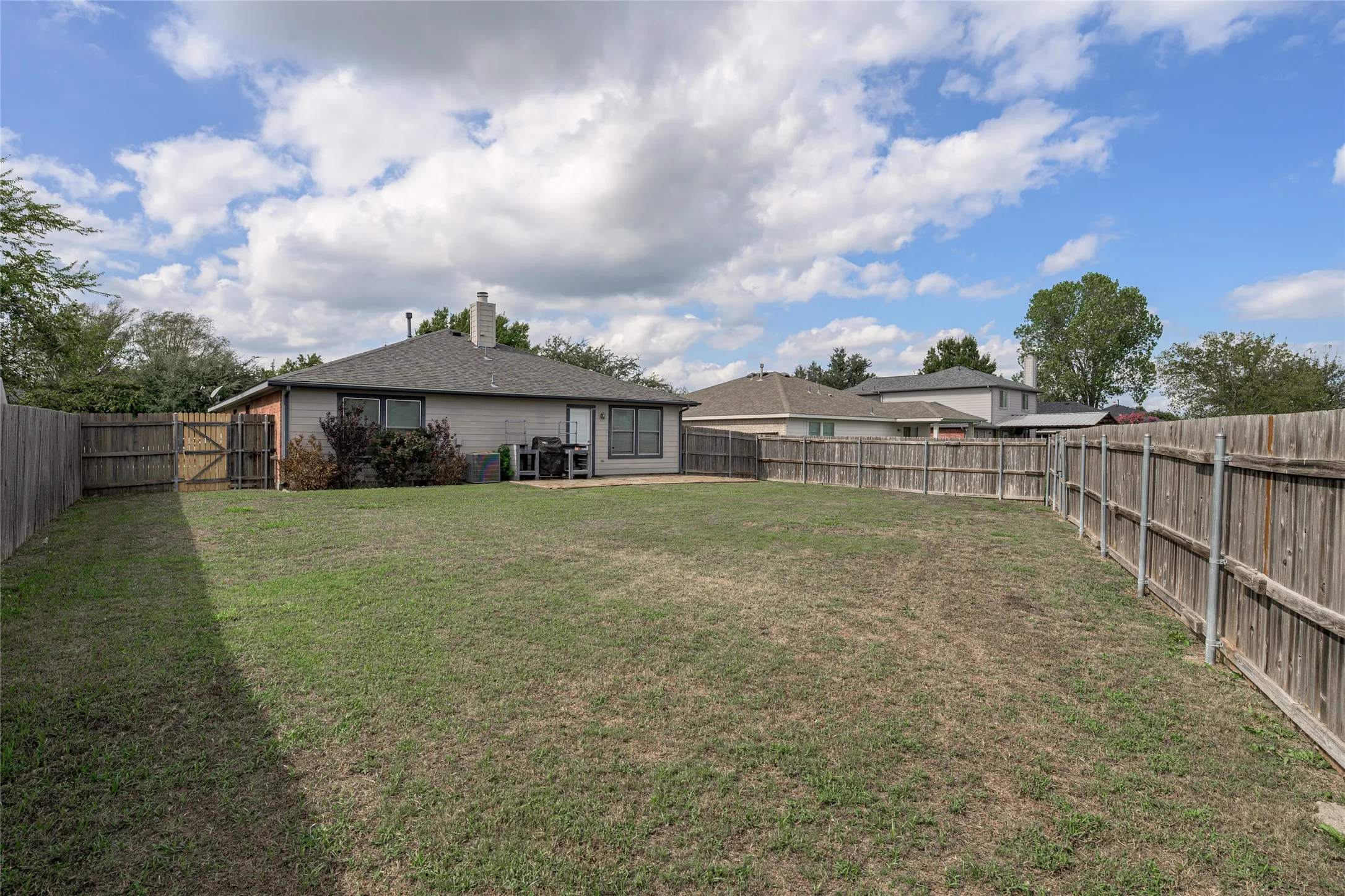 Single Family Residence For Sale in Grayson County , 2121 Sherbrooke Court, Sherman, Texas 75092, 3 Bedroom, 2 Bathroom, 2 Garage spaces, 1,831 Sqft, built in 2004, mls#21411967, Real Estate Agent in Sherman, Homes For Sale in Grayson county, Homes For Sale in Sherman, Realtor in Sherman Texas, Real Estate Brokerage Independent Realty Texas, Luminita Cordes Realtor