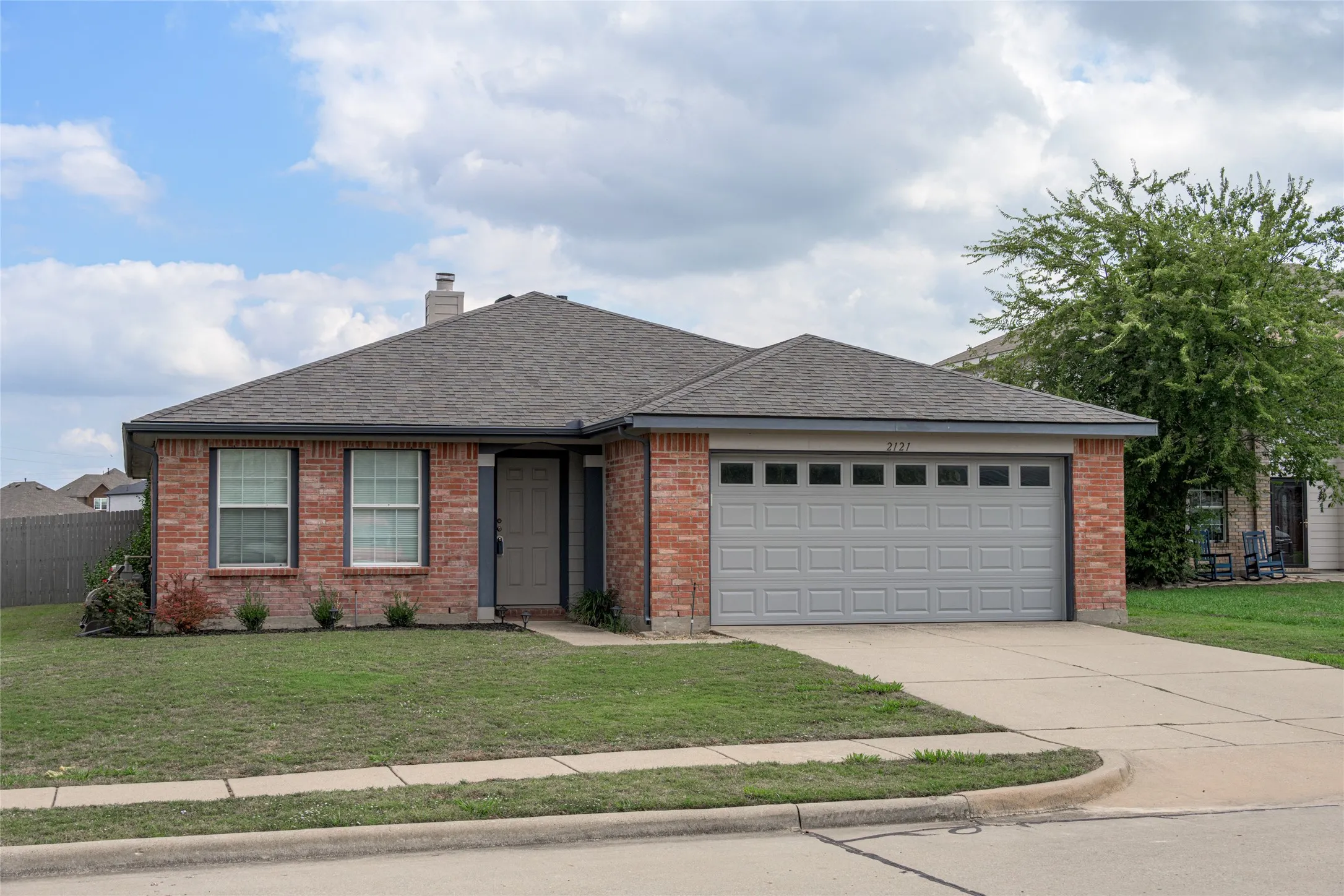 Single Family Residence For Sale in Grayson County , 2121 Sherbrooke Court, Sherman, Texas 75092, 3 Bedroom, 2 Bathroom, 2 Garage spaces, 1,831 Sqft, built in 2004, mls#21411967, Real Estate Agent in Sherman, Homes For Sale in Grayson county, Homes For Sale in Sherman, Realtor in Sherman Texas, Real Estate Brokerage Independent Realty Texas, Luminita Cordes Realtor