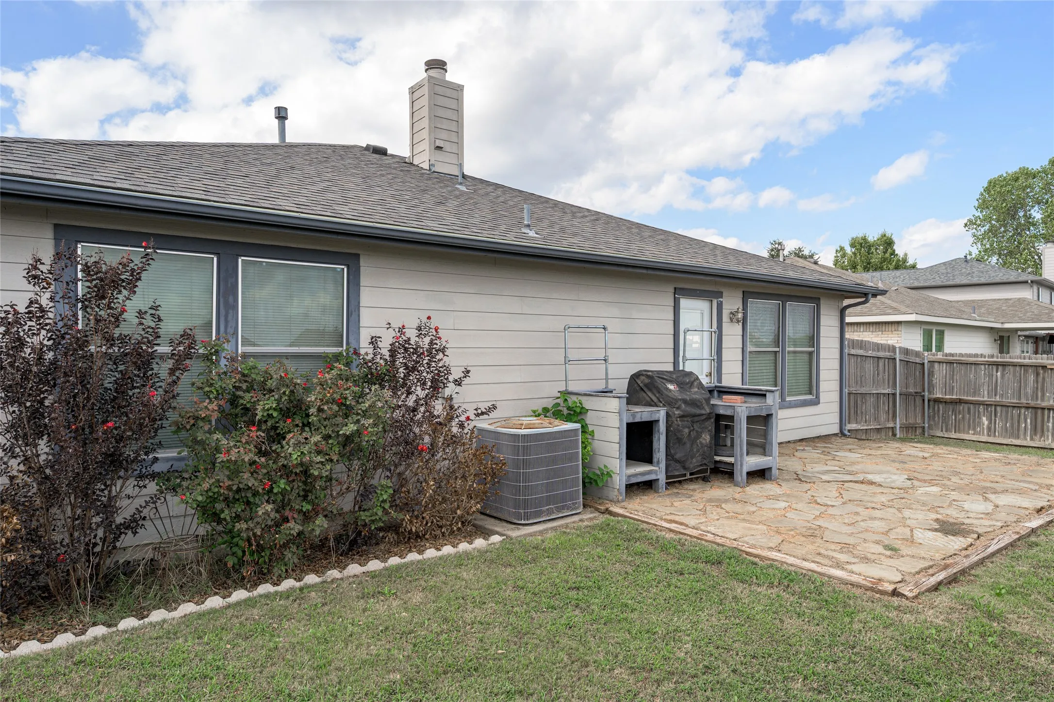 Single Family Residence For Sale in Grayson County , 2121 Sherbrooke Court, Sherman, Texas 75092, 3 Bedroom, 2 Bathroom, 2 Garage spaces, 1,831 Sqft, built in 2004, mls#21411967, Real Estate Agent in Sherman, Homes For Sale in Grayson county, Homes For Sale in Sherman, Realtor in Sherman Texas, Real Estate Brokerage Independent Realty Texas, Luminita Cordes Realtor