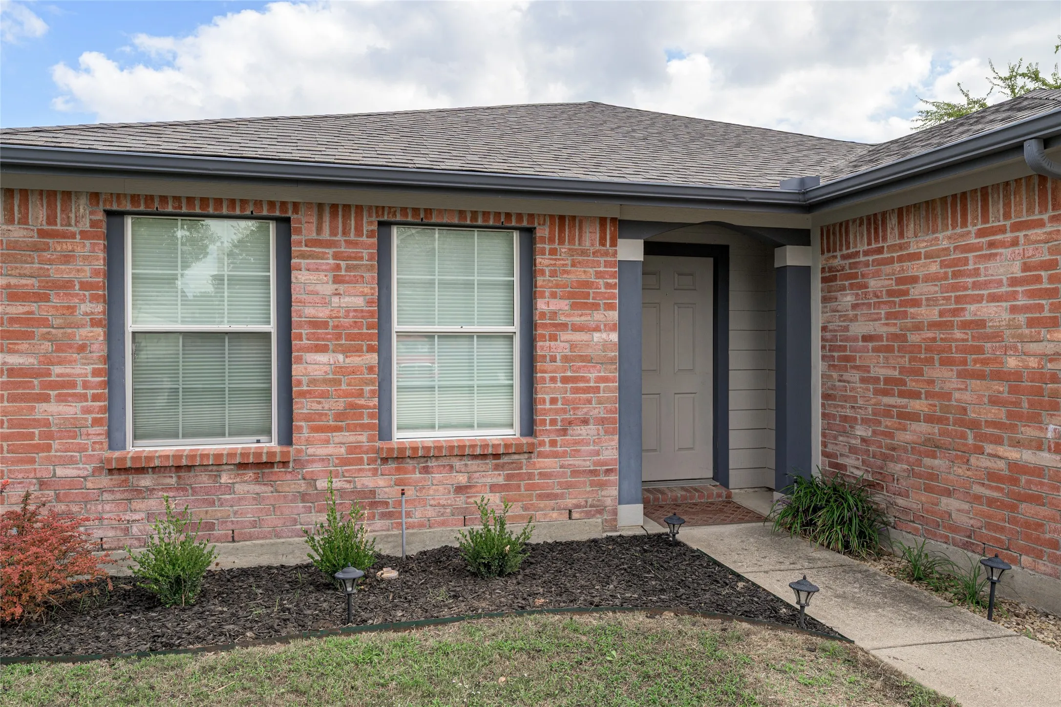 Single Family Residence For Sale in Grayson County , 2121 Sherbrooke Court, Sherman, Texas 75092, 3 Bedroom, 2 Bathroom, 2 Garage spaces, 1,831 Sqft, built in 2004, mls#21411967, Real Estate Agent in Sherman, Homes For Sale in Grayson county, Homes For Sale in Sherman, Realtor in Sherman Texas, Real Estate Brokerage Independent Realty Texas, Luminita Cordes Realtor