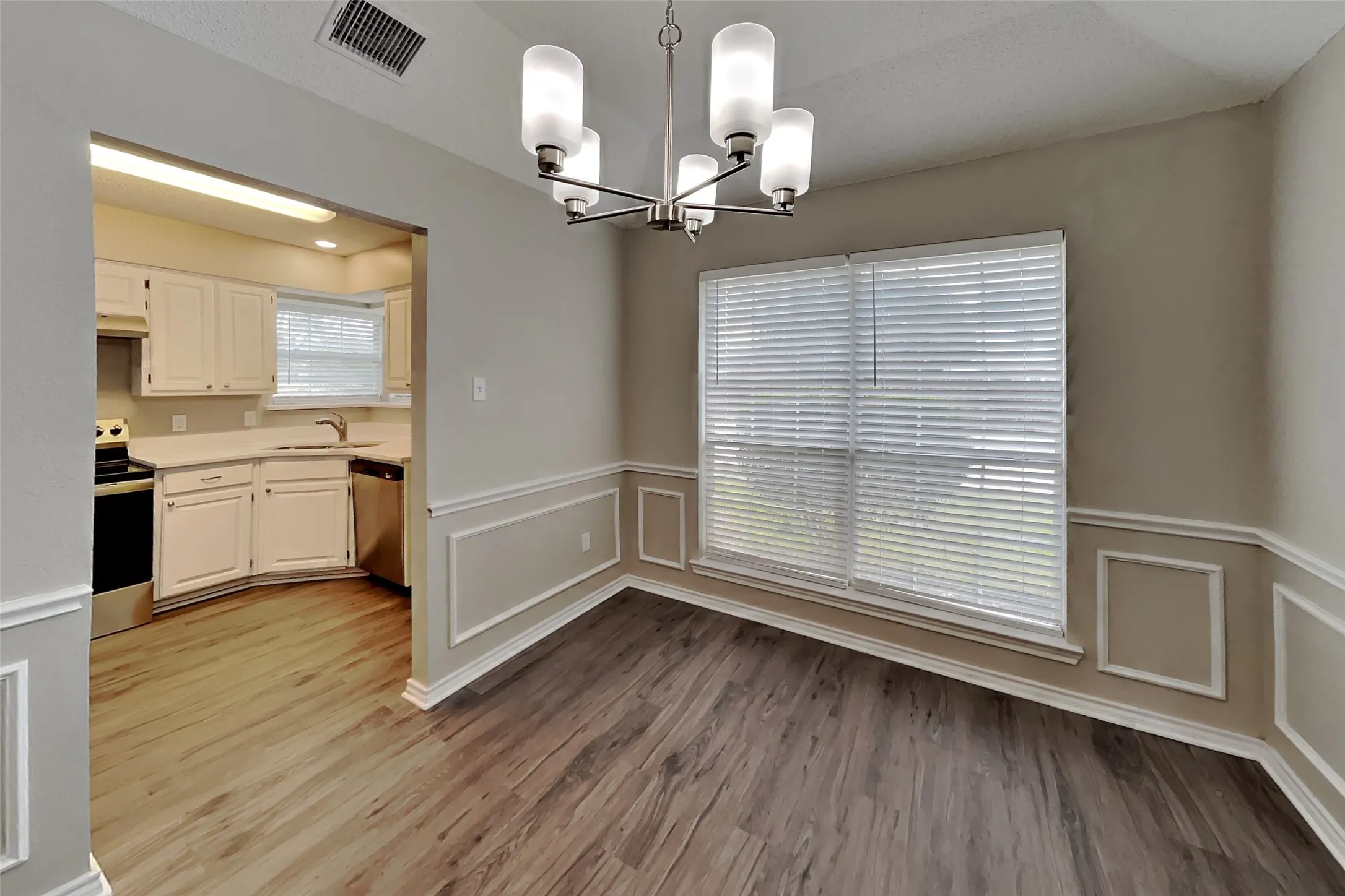 Single Family Residence For Rent in Denton County , 2250 Arbor Creek Drive, Carrollton, Texas 75010, 3 Bedroom, 2 Bathroom, 2 Garage spaces, 1,419 Sqft, built in 1990, mls#21412573, Real Estate Agent in Carrollton, Homes For Rent in Denton county, Homes For Rent in Carrollton, Realtor in Carrollton Texas, Real Estate Brokerage Independent Realty Texas, Luminita Cordes Realtor