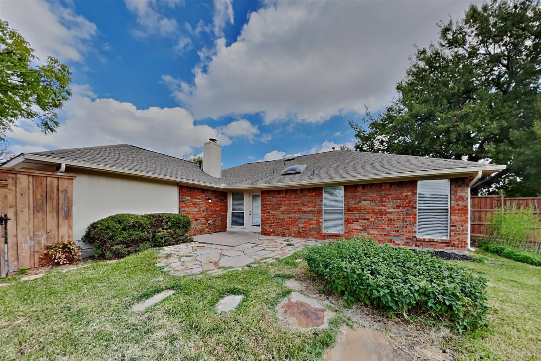 Single Family Residence For Rent in Denton County , 2250 Arbor Creek Drive, Carrollton, Texas 75010, 3 Bedroom, 2 Bathroom, 2 Garage spaces, 1,419 Sqft, built in 1990, mls#21412573, Real Estate Agent in Carrollton, Homes For Rent in Denton county, Homes For Rent in Carrollton, Realtor in Carrollton Texas, Real Estate Brokerage Independent Realty Texas, Luminita Cordes Realtor