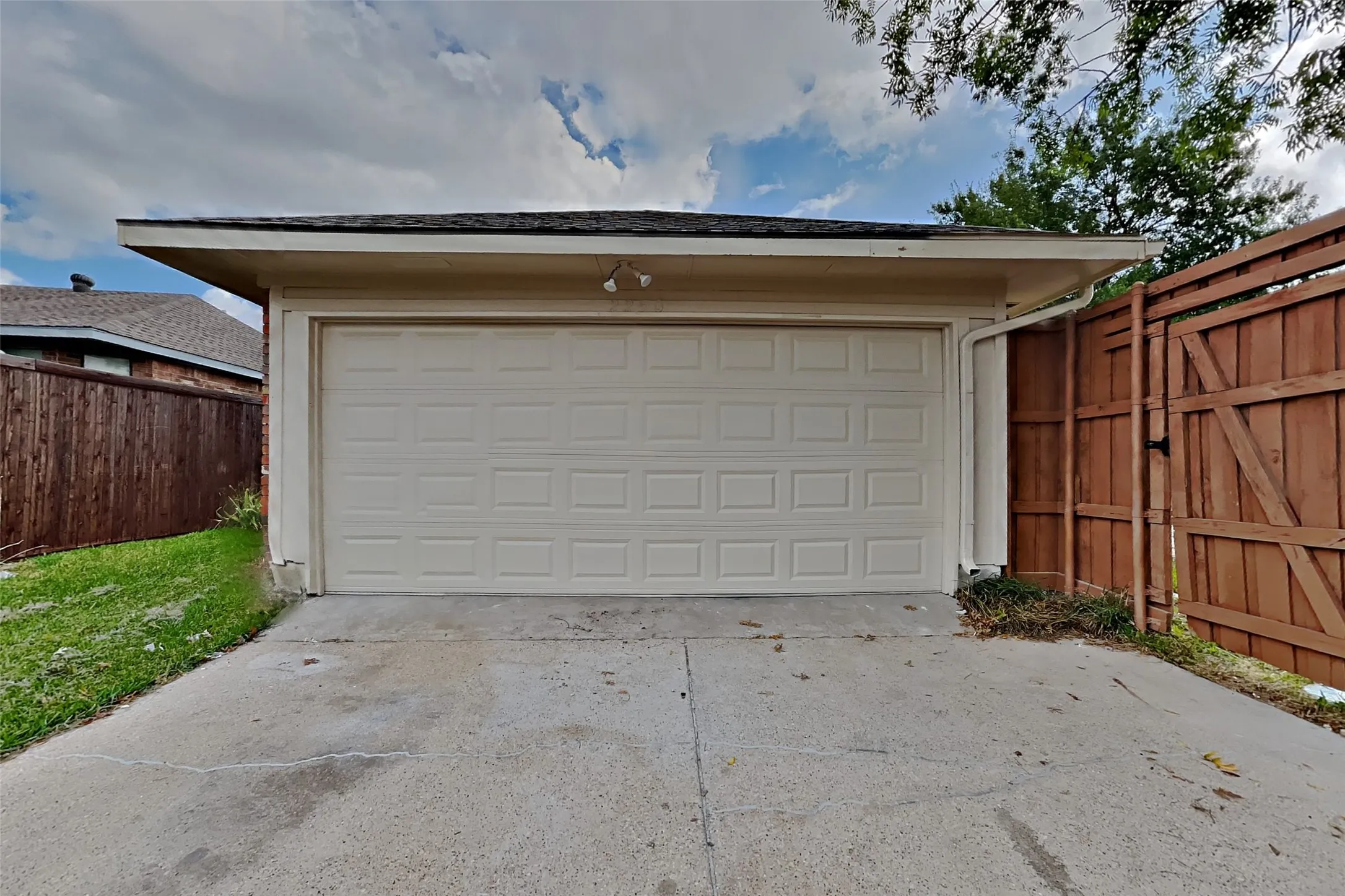 Single Family Residence For Rent in Denton County , 2250 Arbor Creek Drive, Carrollton, Texas 75010, 3 Bedroom, 2 Bathroom, 2 Garage spaces, 1,419 Sqft, built in 1990, mls#21412573, Real Estate Agent in Carrollton, Homes For Rent in Denton county, Homes For Rent in Carrollton, Realtor in Carrollton Texas, Real Estate Brokerage Independent Realty Texas, Luminita Cordes Realtor