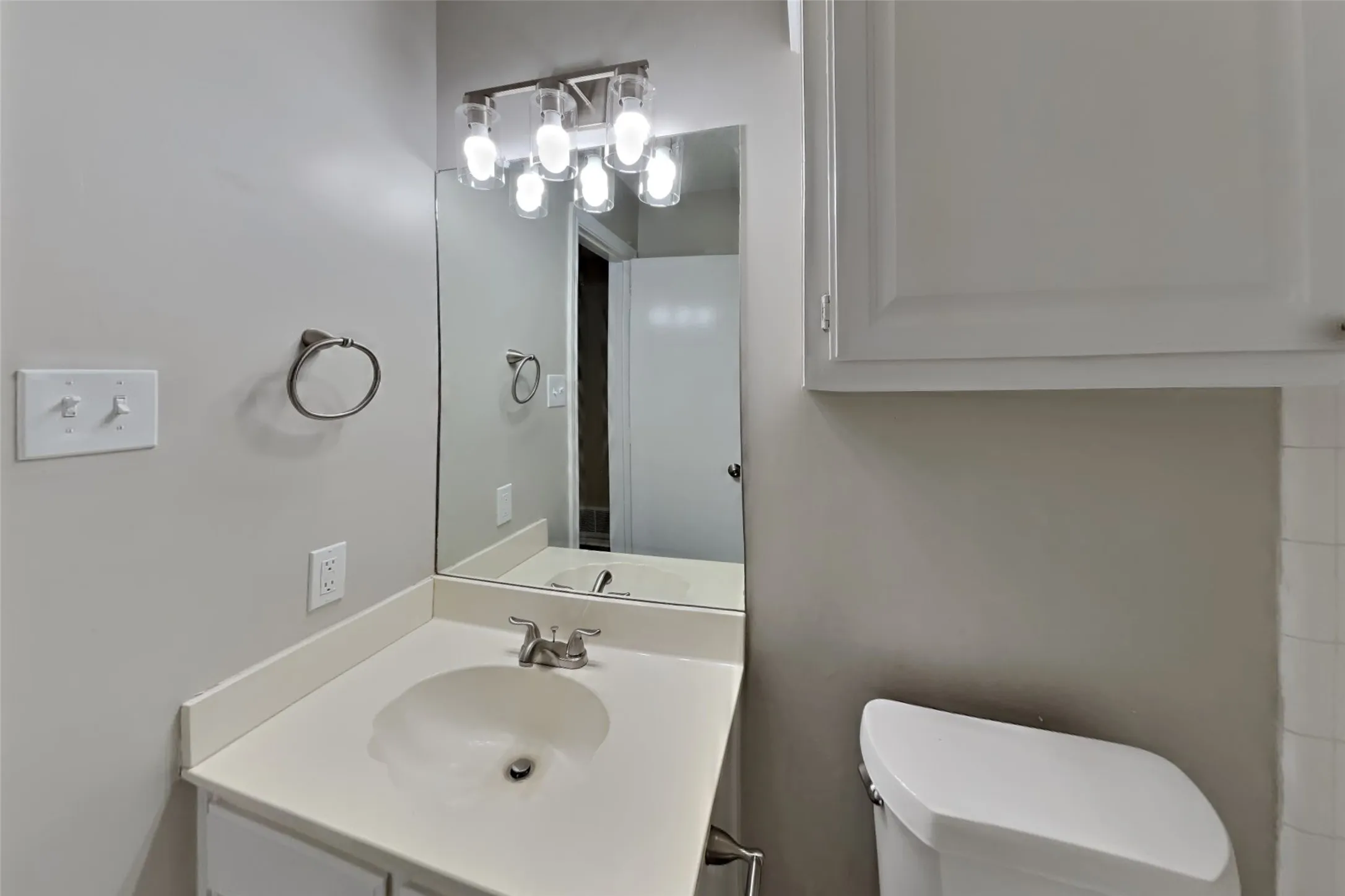 Single Family Residence For Rent in Denton County , 2250 Arbor Creek Drive, Carrollton, Texas 75010, 3 Bedroom, 2 Bathroom, 2 Garage spaces, 1,419 Sqft, built in 1990, mls#21412573, Real Estate Agent in Carrollton, Homes For Rent in Denton county, Homes For Rent in Carrollton, Realtor in Carrollton Texas, Real Estate Brokerage Independent Realty Texas, Luminita Cordes Realtor