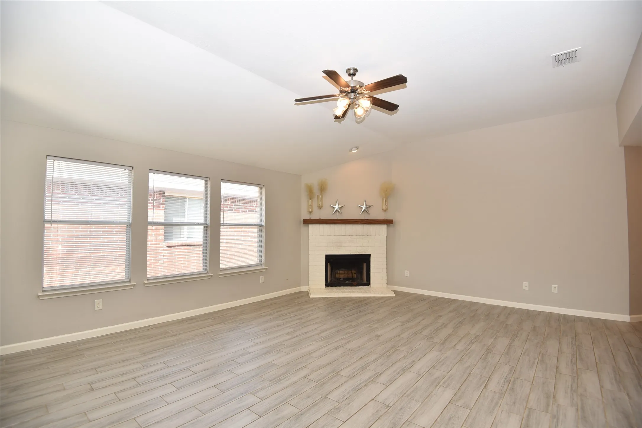 Single Family Residence For Rent in Tarrant County , 9417 Pastime Court, Fort Worth, Texas 76244, 4 Bedroom, 2 Bathroom, 2 Garage spaces, 1,906 Sqft, built in 2005, mls#21412465, Real Estate Agent in Fort Worth, Homes For Rent in Tarrant county, Homes For Rent in Fort Worth, Realtor in Fort Worth Texas, Real Estate Brokerage Independent Realty Texas, Luminita Cordes Realtor