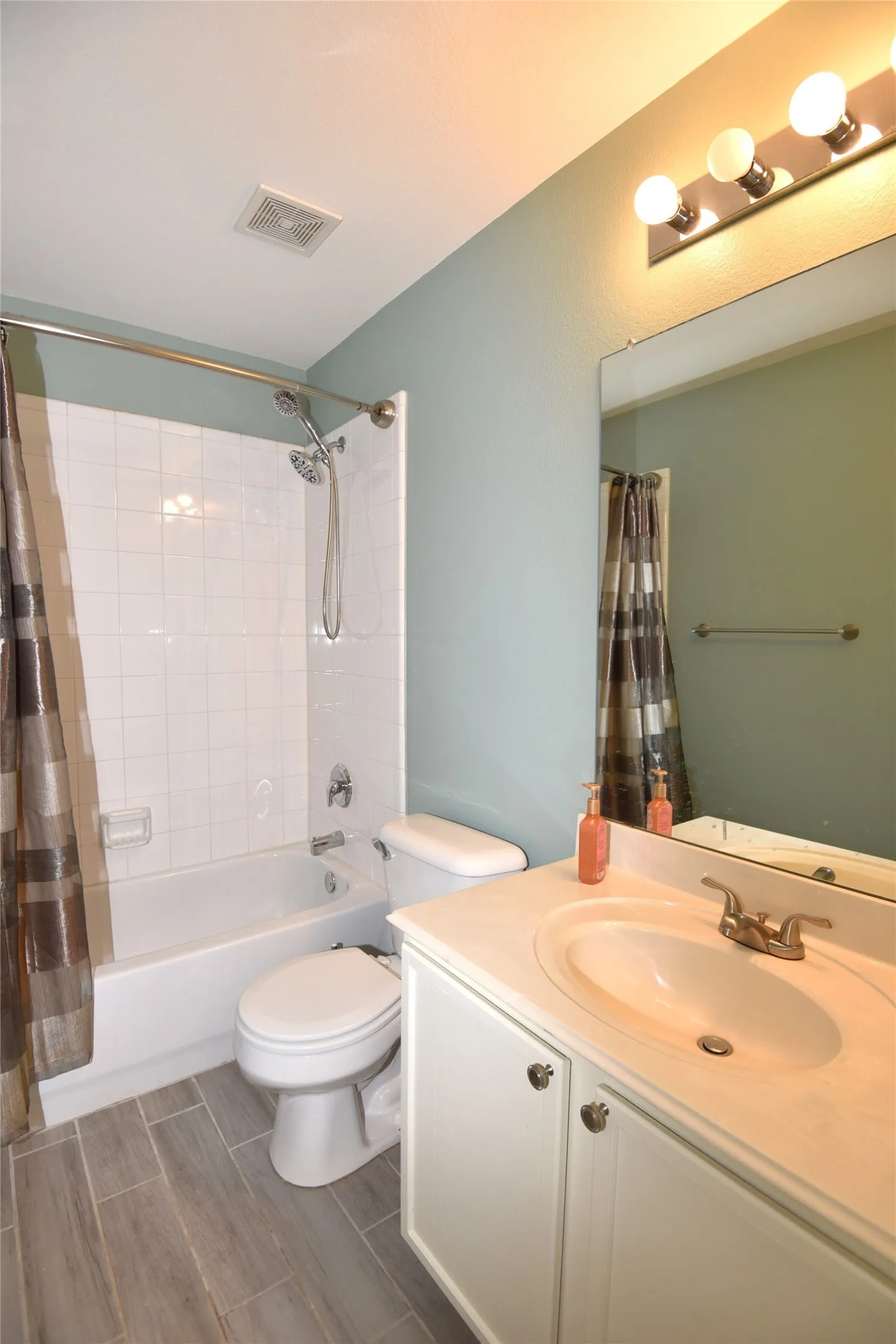 Single Family Residence For Rent in Tarrant County , 9417 Pastime Court, Fort Worth, Texas 76244, 4 Bedroom, 2 Bathroom, 2 Garage spaces, 1,906 Sqft, built in 2005, mls#21412465, Real Estate Agent in Fort Worth, Homes For Rent in Tarrant county, Homes For Rent in Fort Worth, Realtor in Fort Worth Texas, Real Estate Brokerage Independent Realty Texas, Luminita Cordes Realtor
