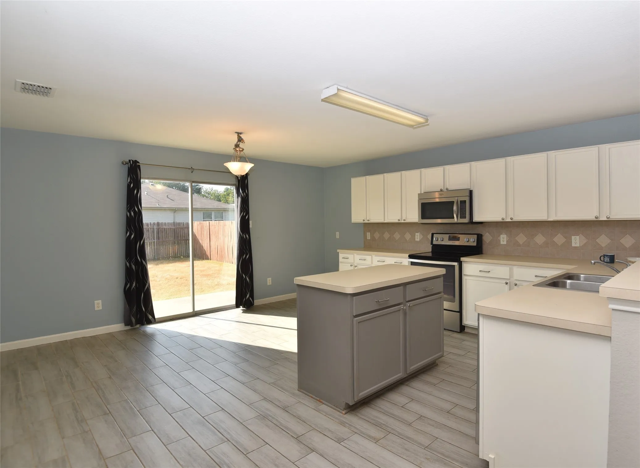 Single Family Residence For Rent in Tarrant County , 9417 Pastime Court, Fort Worth, Texas 76244, 4 Bedroom, 2 Bathroom, 2 Garage spaces, 1,906 Sqft, built in 2005, mls#21412465, Real Estate Agent in Fort Worth, Homes For Rent in Tarrant county, Homes For Rent in Fort Worth, Realtor in Fort Worth Texas, Real Estate Brokerage Independent Realty Texas, Luminita Cordes Realtor