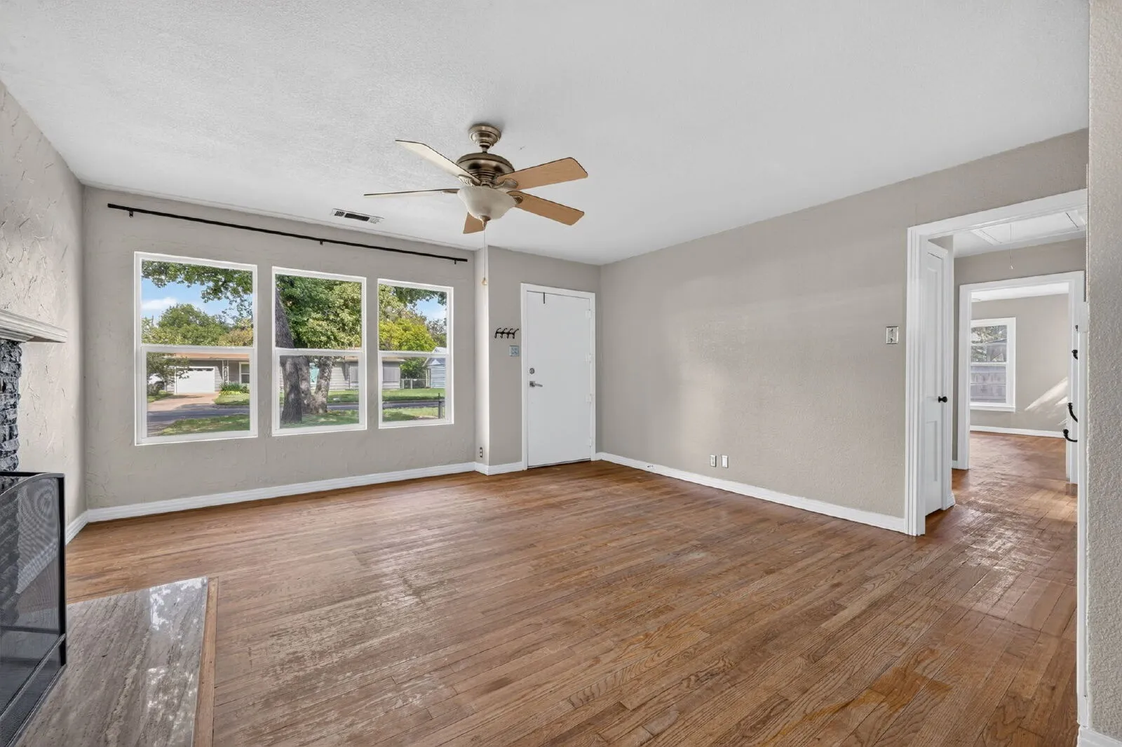 Single Family Residence For Rent in Tarrant County , 4833 Black Oak Lane, River Oaks, Texas 76114, 3 Bedroom, 1 Bathroom, Garage spaces, 1,257 Sqft, built in 1950, mls#21407269, Real Estate Agent in River Oaks, Homes For Rent in Tarrant county, Homes For Rent in River Oaks, Realtor in River Oaks Texas, Real Estate Brokerage Independent Realty Texas, Luminita Cordes Realtor
