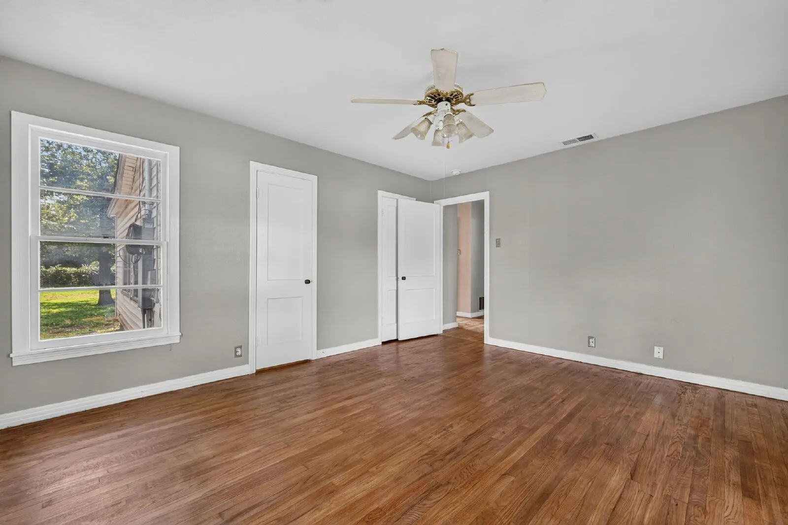 Single Family Residence For Rent in Tarrant County , 4833 Black Oak Lane, River Oaks, Texas 76114, 3 Bedroom, 1 Bathroom, Garage spaces, 1,257 Sqft, built in 1950, mls#21407269, Real Estate Agent in River Oaks, Homes For Rent in Tarrant county, Homes For Rent in River Oaks, Realtor in River Oaks Texas, Real Estate Brokerage Independent Realty Texas, Luminita Cordes Realtor