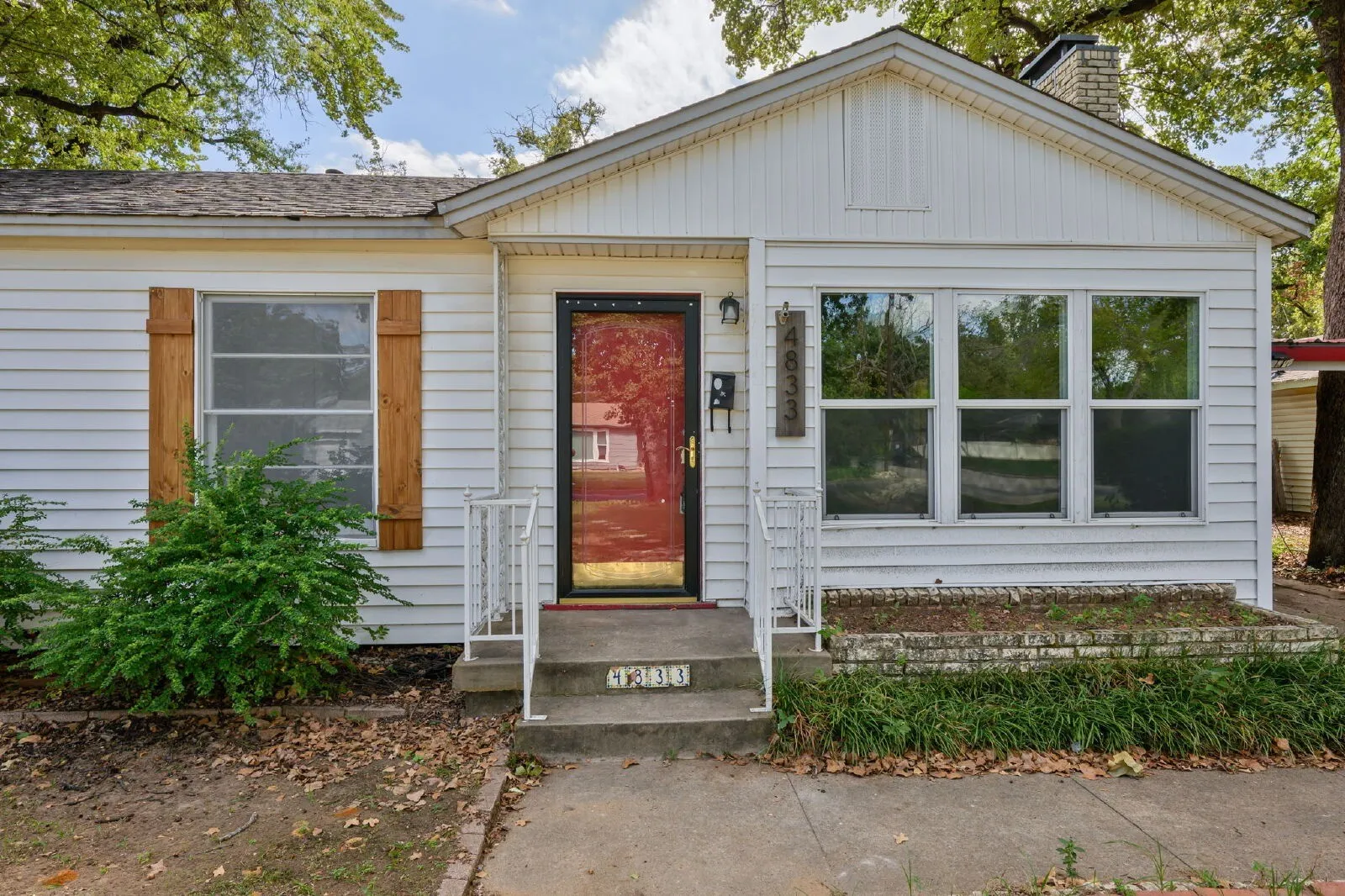 Single Family Residence For Rent in Tarrant County , 4833 Black Oak Lane, River Oaks, Texas 76114, 3 Bedroom, 1 Bathroom, Garage spaces, 1,257 Sqft, built in 1950, mls#21407269, Real Estate Agent in River Oaks, Homes For Rent in Tarrant county, Homes For Rent in River Oaks, Realtor in River Oaks Texas, Real Estate Brokerage Independent Realty Texas, Luminita Cordes Realtor