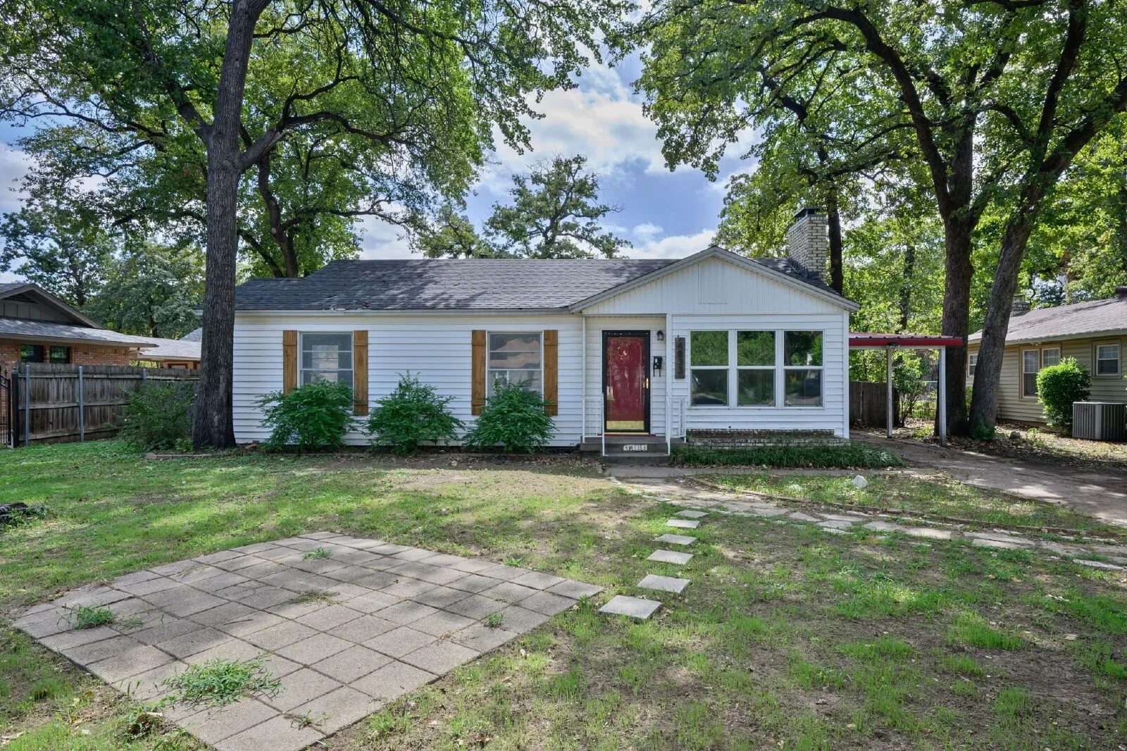 Single Family Residence For Rent in Tarrant County , 4833 Black Oak Lane, River Oaks, Texas 76114, 3 Bedroom, 1 Bathroom, Garage spaces, 1,257 Sqft, built in 1950, mls#21407269, Real Estate Agent in River Oaks, Homes For Rent in Tarrant county, Homes For Rent in River Oaks, Realtor in River Oaks Texas, Real Estate Brokerage Independent Realty Texas, Luminita Cordes Realtor