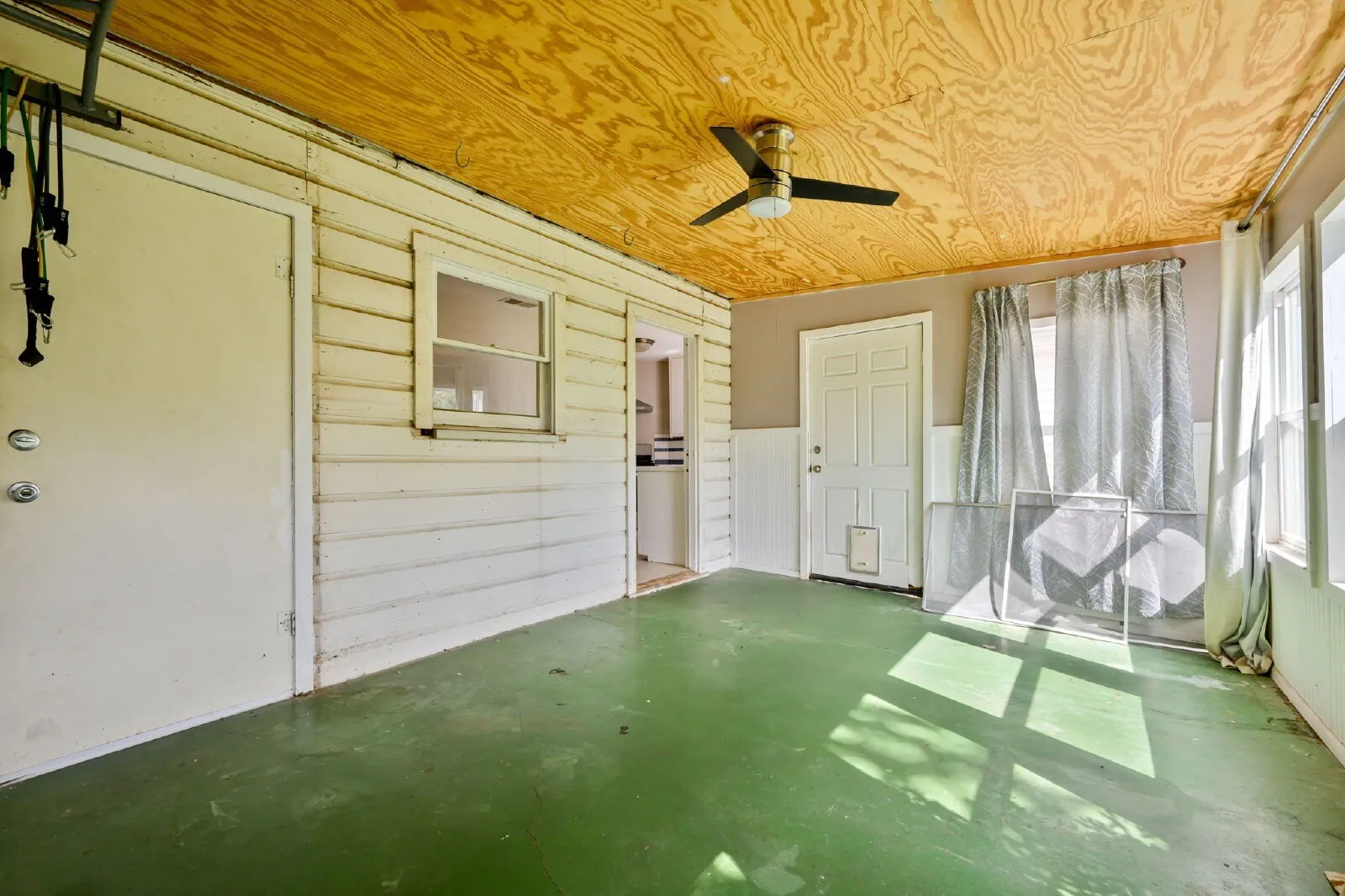 Single Family Residence For Rent in Tarrant County , 4833 Black Oak Lane, River Oaks, Texas 76114, 3 Bedroom, 1 Bathroom, Garage spaces, 1,257 Sqft, built in 1950, mls#21407269, Real Estate Agent in River Oaks, Homes For Rent in Tarrant county, Homes For Rent in River Oaks, Realtor in River Oaks Texas, Real Estate Brokerage Independent Realty Texas, Luminita Cordes Realtor