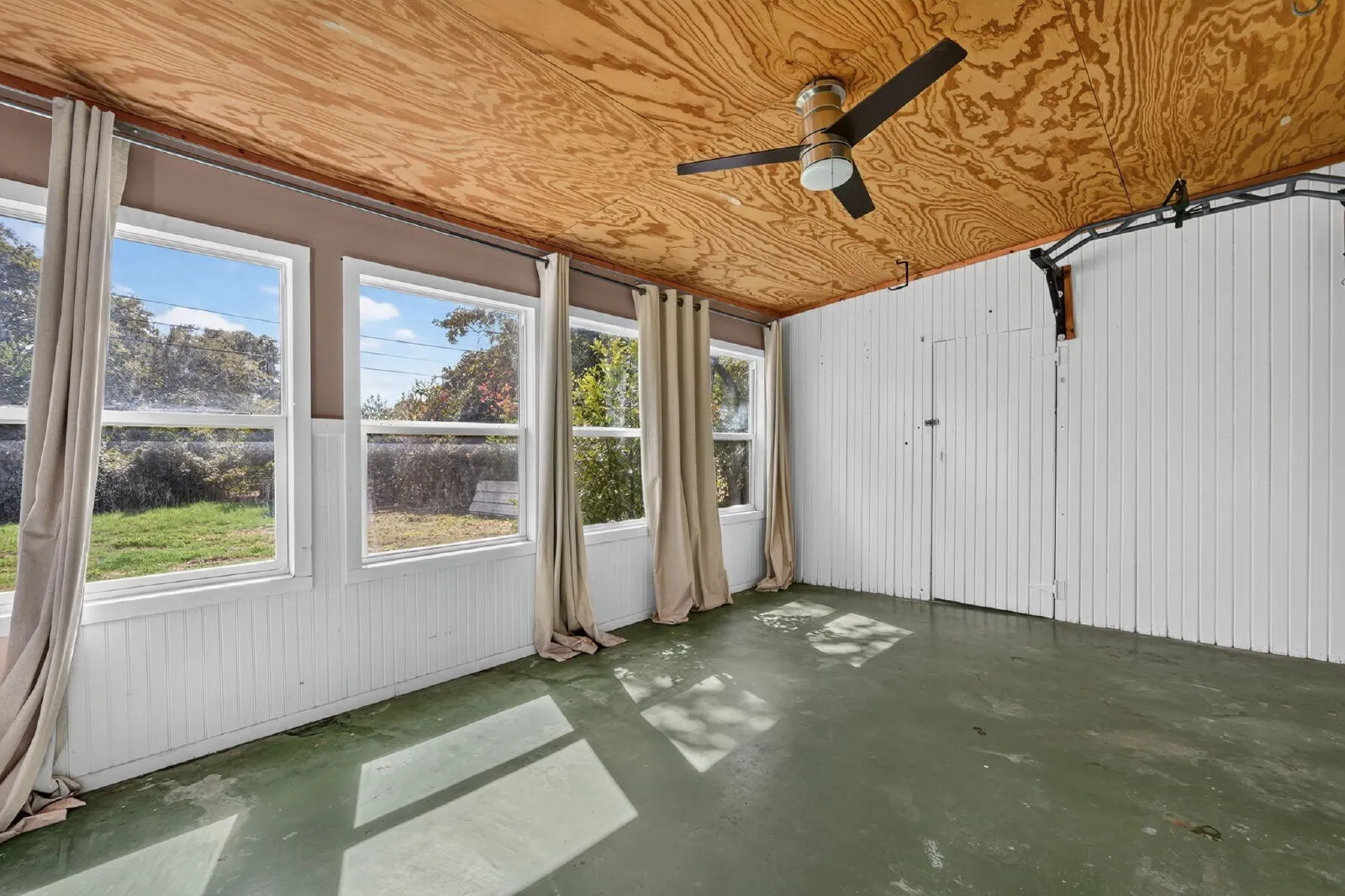Single Family Residence For Rent in Tarrant County , 4833 Black Oak Lane, River Oaks, Texas 76114, 3 Bedroom, 1 Bathroom, Garage spaces, 1,257 Sqft, built in 1950, mls#21407269, Real Estate Agent in River Oaks, Homes For Rent in Tarrant county, Homes For Rent in River Oaks, Realtor in River Oaks Texas, Real Estate Brokerage Independent Realty Texas, Luminita Cordes Realtor