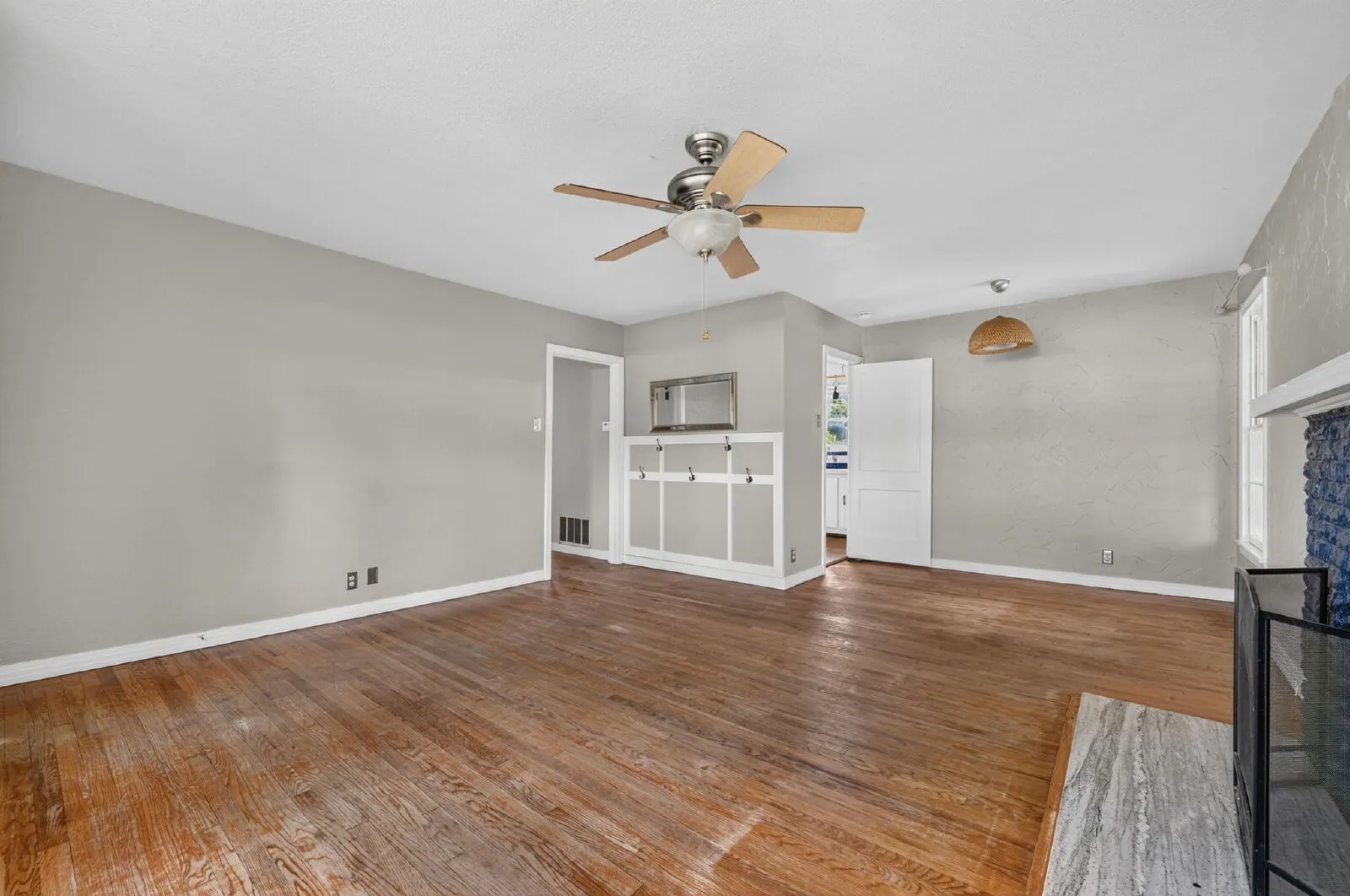 Single Family Residence For Rent in Tarrant County , 4833 Black Oak Lane, River Oaks, Texas 76114, 3 Bedroom, 1 Bathroom, Garage spaces, 1,257 Sqft, built in 1950, mls#21407269, Real Estate Agent in River Oaks, Homes For Rent in Tarrant county, Homes For Rent in River Oaks, Realtor in River Oaks Texas, Real Estate Brokerage Independent Realty Texas, Luminita Cordes Realtor