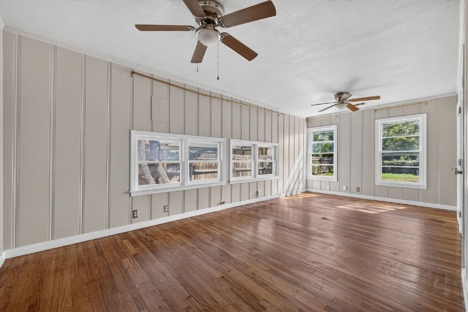 Single Family Residence For Rent in Tarrant County , 4833 Black Oak Lane, River Oaks, Texas 76114, 3 Bedroom, 1 Bathroom, Garage spaces, 1,257 Sqft, built in 1950, mls#21407269, Real Estate Agent in River Oaks, Homes For Rent in Tarrant county, Homes For Rent in River Oaks, Realtor in River Oaks Texas, Real Estate Brokerage Independent Realty Texas, Luminita Cordes Realtor