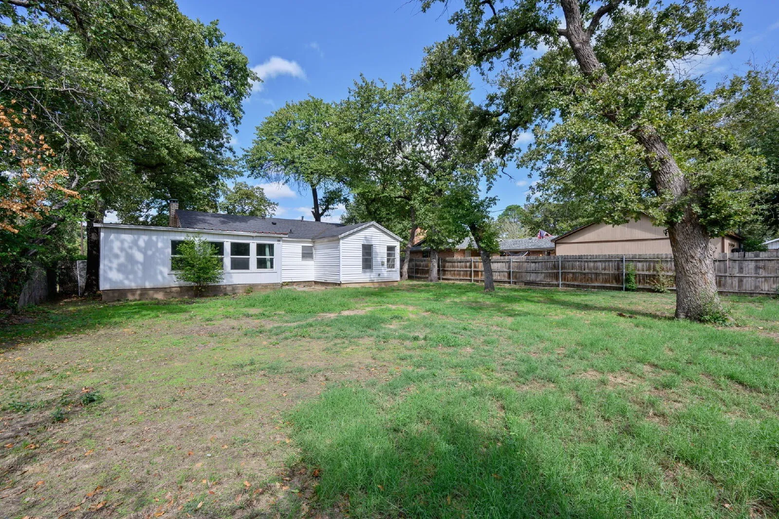 Single Family Residence For Rent in Tarrant County , 4833 Black Oak Lane, River Oaks, Texas 76114, 3 Bedroom, 1 Bathroom, Garage spaces, 1,257 Sqft, built in 1950, mls#21407269, Real Estate Agent in River Oaks, Homes For Rent in Tarrant county, Homes For Rent in River Oaks, Realtor in River Oaks Texas, Real Estate Brokerage Independent Realty Texas, Luminita Cordes Realtor