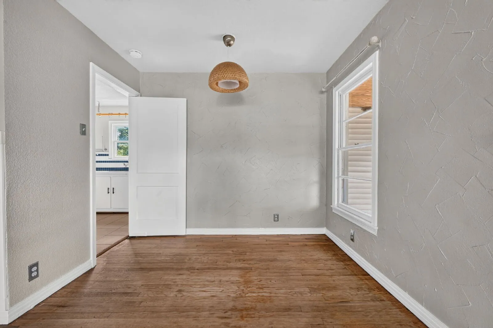Single Family Residence For Rent in Tarrant County , 4833 Black Oak Lane, River Oaks, Texas 76114, 3 Bedroom, 1 Bathroom, Garage spaces, 1,257 Sqft, built in 1950, mls#21407269, Real Estate Agent in River Oaks, Homes For Rent in Tarrant county, Homes For Rent in River Oaks, Realtor in River Oaks Texas, Real Estate Brokerage Independent Realty Texas, Luminita Cordes Realtor