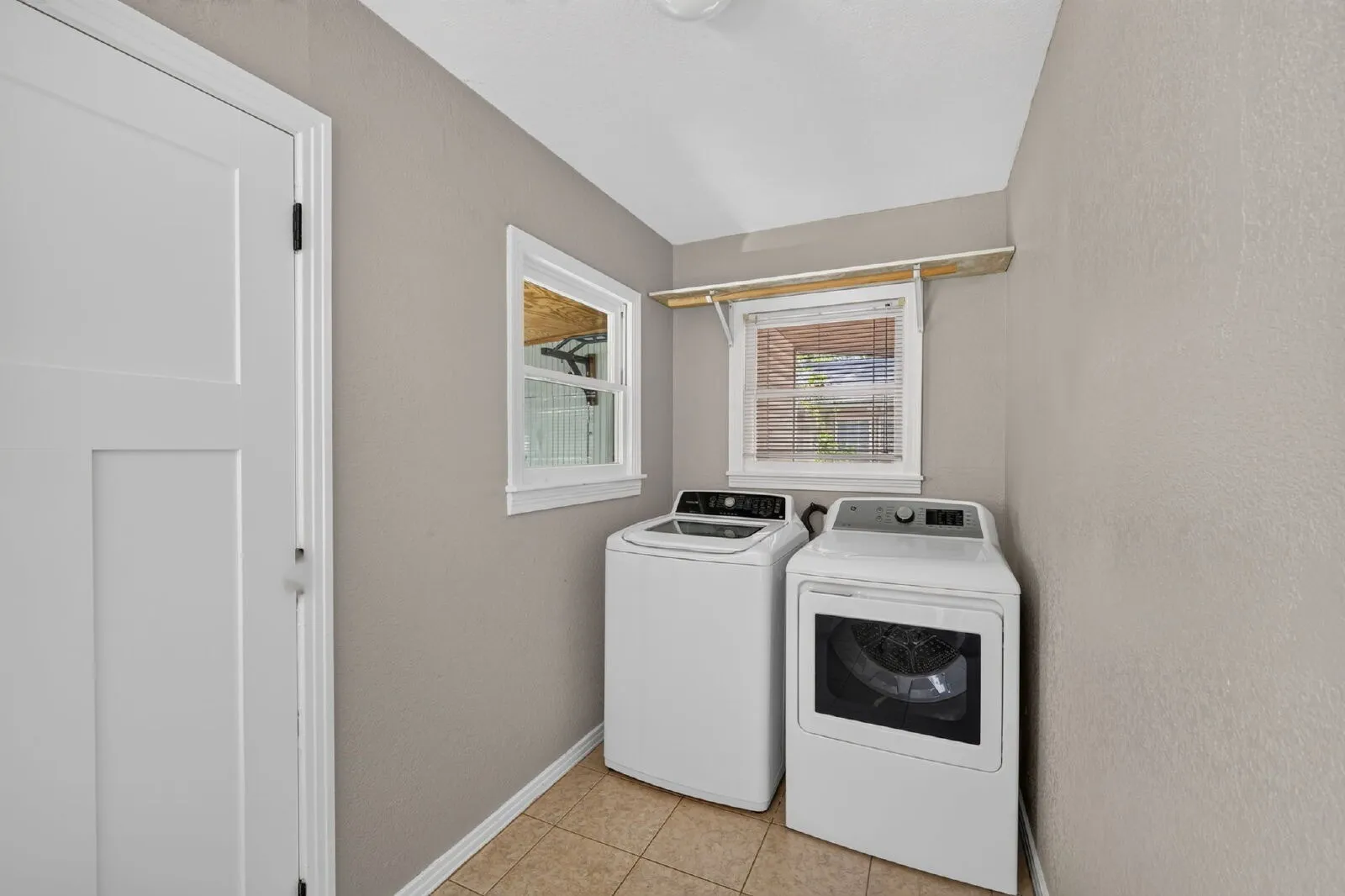 Single Family Residence For Rent in Tarrant County , 4833 Black Oak Lane, River Oaks, Texas 76114, 3 Bedroom, 1 Bathroom, Garage spaces, 1,257 Sqft, built in 1950, mls#21407269, Real Estate Agent in River Oaks, Homes For Rent in Tarrant county, Homes For Rent in River Oaks, Realtor in River Oaks Texas, Real Estate Brokerage Independent Realty Texas, Luminita Cordes Realtor