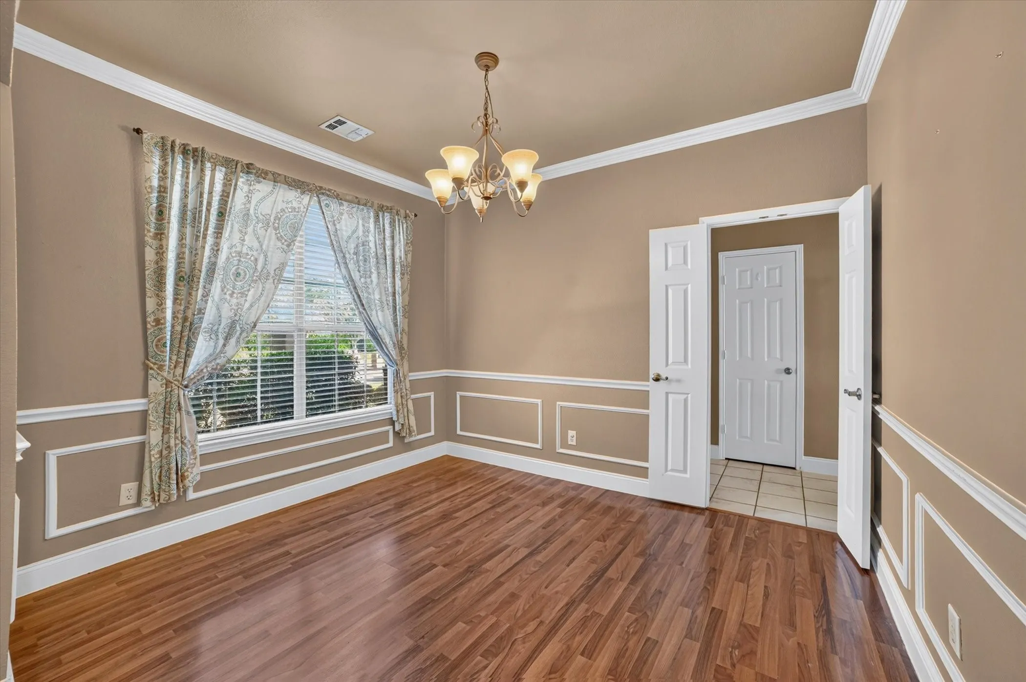 Single Family Residence For Sale in Dallas County , 7406 Westway Drive, Rowlett, Texas 75089, 5 Bedroom, 4 Bathroom, 2 Garage spaces, 2,817 Sqft, built in 1999, mls#21410455, Real Estate Agent in Rowlett, Homes For Sale in Dallas county, Homes For Sale in Rowlett, Realtor in Rowlett Texas, Real Estate Brokerage Independent Realty Texas, Luminita Cordes Realtor