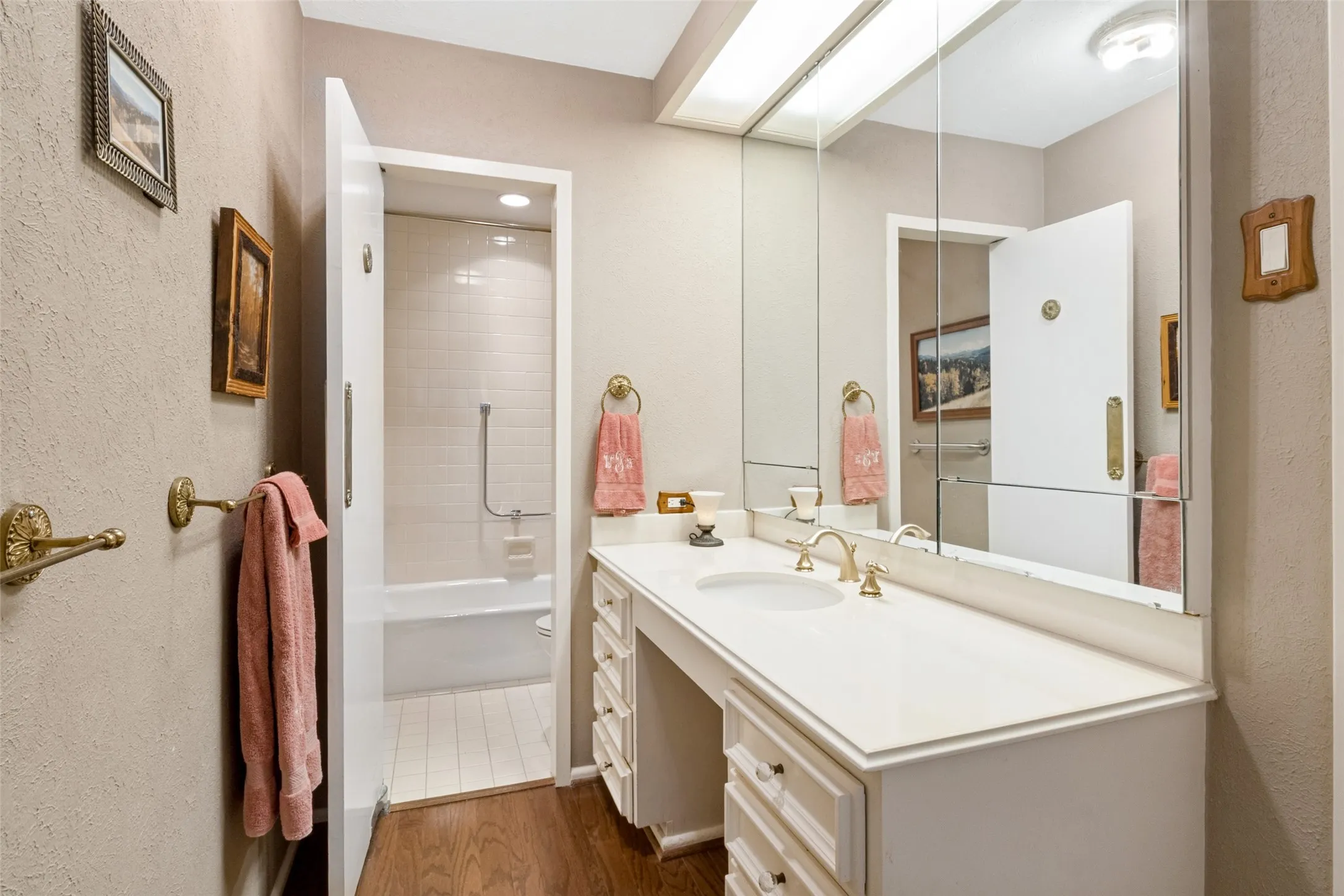 Condominium For Sale in Dallas County , 6335 W Northwest Highway 1517, Dallas, Texas 75225, 3 Bedroom, 4 Bathroom, 2 Garage spaces, 2,521 Sqft, built in 1966, mls#21412584, Real Estate Agent in Dallas, Homes For Sale in Dallas county, Homes For Sale in Dallas, Realtor in Dallas Texas, Real Estate Brokerage Independent Realty Texas, Luminita Cordes Realtor