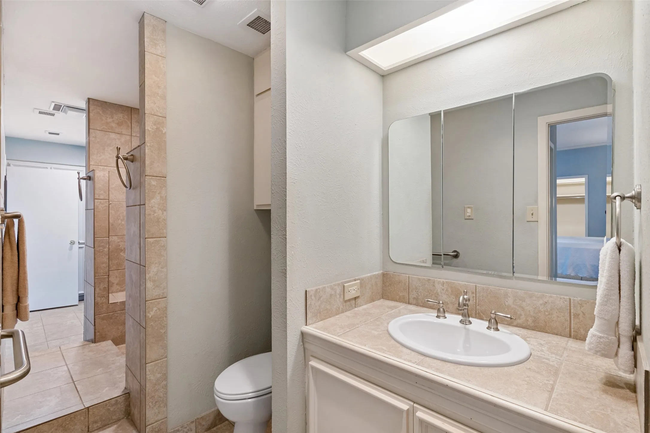 Condominium For Sale in Dallas County , 6335 W Northwest Highway 1517, Dallas, Texas 75225, 3 Bedroom, 4 Bathroom, 2 Garage spaces, 2,521 Sqft, built in 1966, mls#21412584, Real Estate Agent in Dallas, Homes For Sale in Dallas county, Homes For Sale in Dallas, Realtor in Dallas Texas, Real Estate Brokerage Independent Realty Texas, Luminita Cordes Realtor