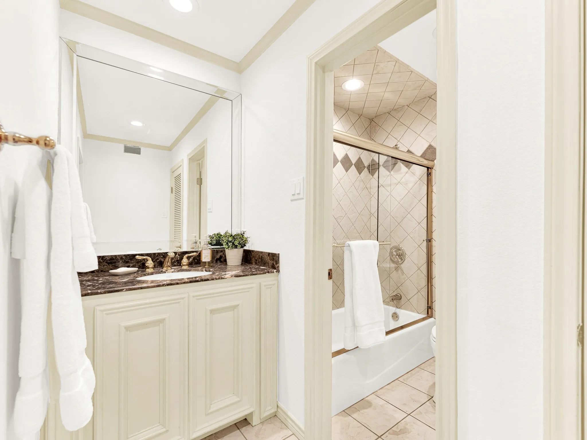 Ensuite Bath 1