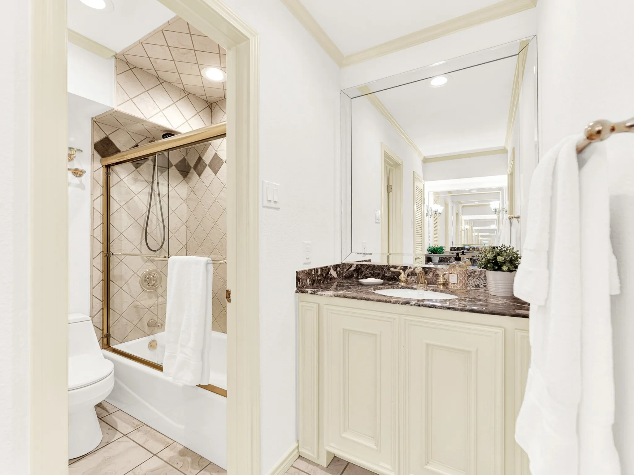 Ensuite Bath 2