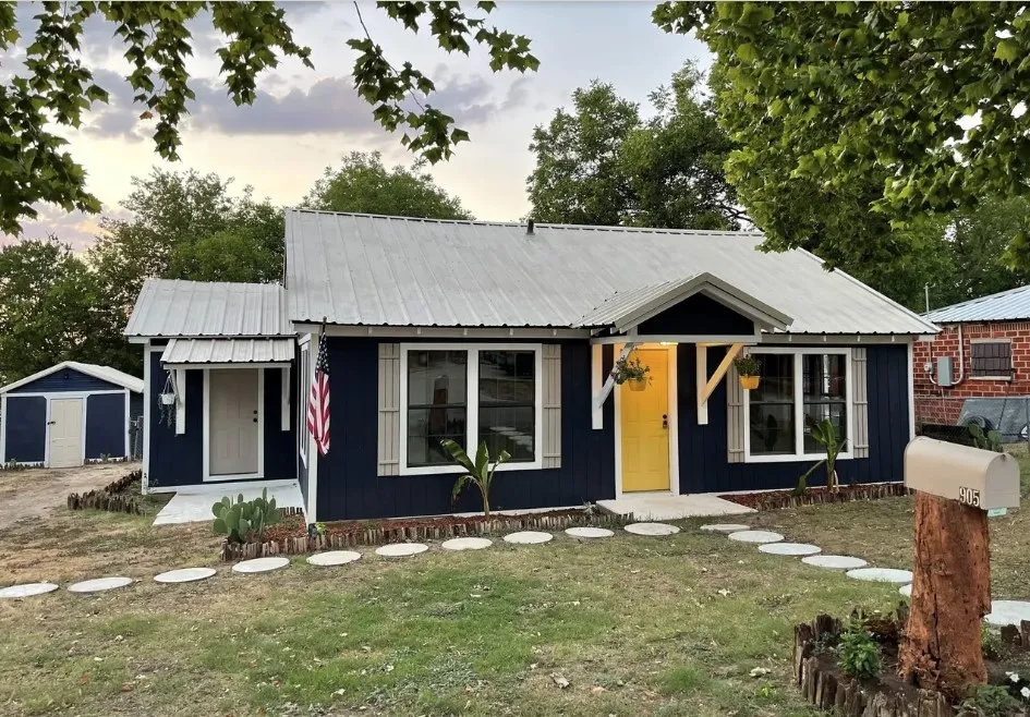 Single Family Residence For Rent in Erath County , 905 E HOOK, Stephenville, Texas 76401, 4 Bedroom, 2 Bathroom, Garage spaces, 1,980 Sqft, built in 1940, mls#21408069, Real Estate Agent in Stephenville, Homes For Rent in Erath county, Homes For Rent in Stephenville, Realtor in Stephenville Texas, Real Estate Brokerage Independent Realty Texas, Luminita Cordes Realtor
