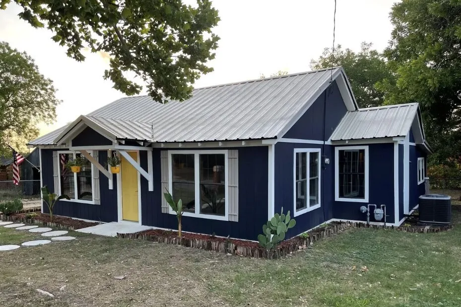 Single Family Residence For Rent in Erath County , 905 E HOOK, Stephenville, Texas 76401, 4 Bedroom, 2 Bathroom, Garage spaces, 1,980 Sqft, built in 1940, mls#21408069, Real Estate Agent in Stephenville, Homes For Rent in Erath county, Homes For Rent in Stephenville, Realtor in Stephenville Texas, Real Estate Brokerage Independent Realty Texas, Luminita Cordes Realtor