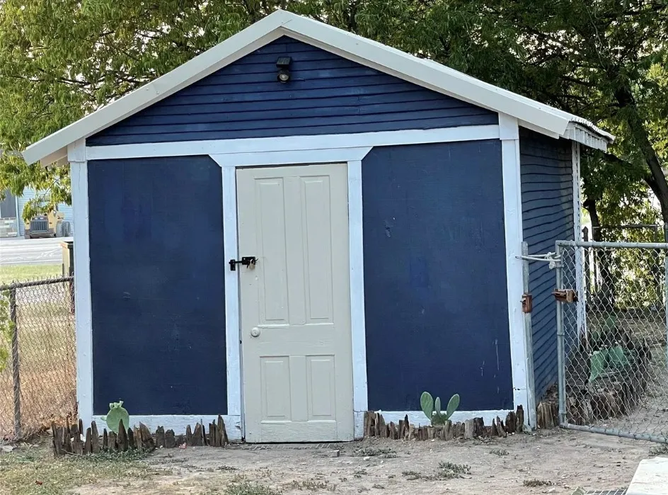 Single Family Residence For Rent in Erath County , 905 E HOOK, Stephenville, Texas 76401, 4 Bedroom, 2 Bathroom, Garage spaces, 1,980 Sqft, built in 1940, mls#21408069, Real Estate Agent in Stephenville, Homes For Rent in Erath county, Homes For Rent in Stephenville, Realtor in Stephenville Texas, Real Estate Brokerage Independent Realty Texas, Luminita Cordes Realtor