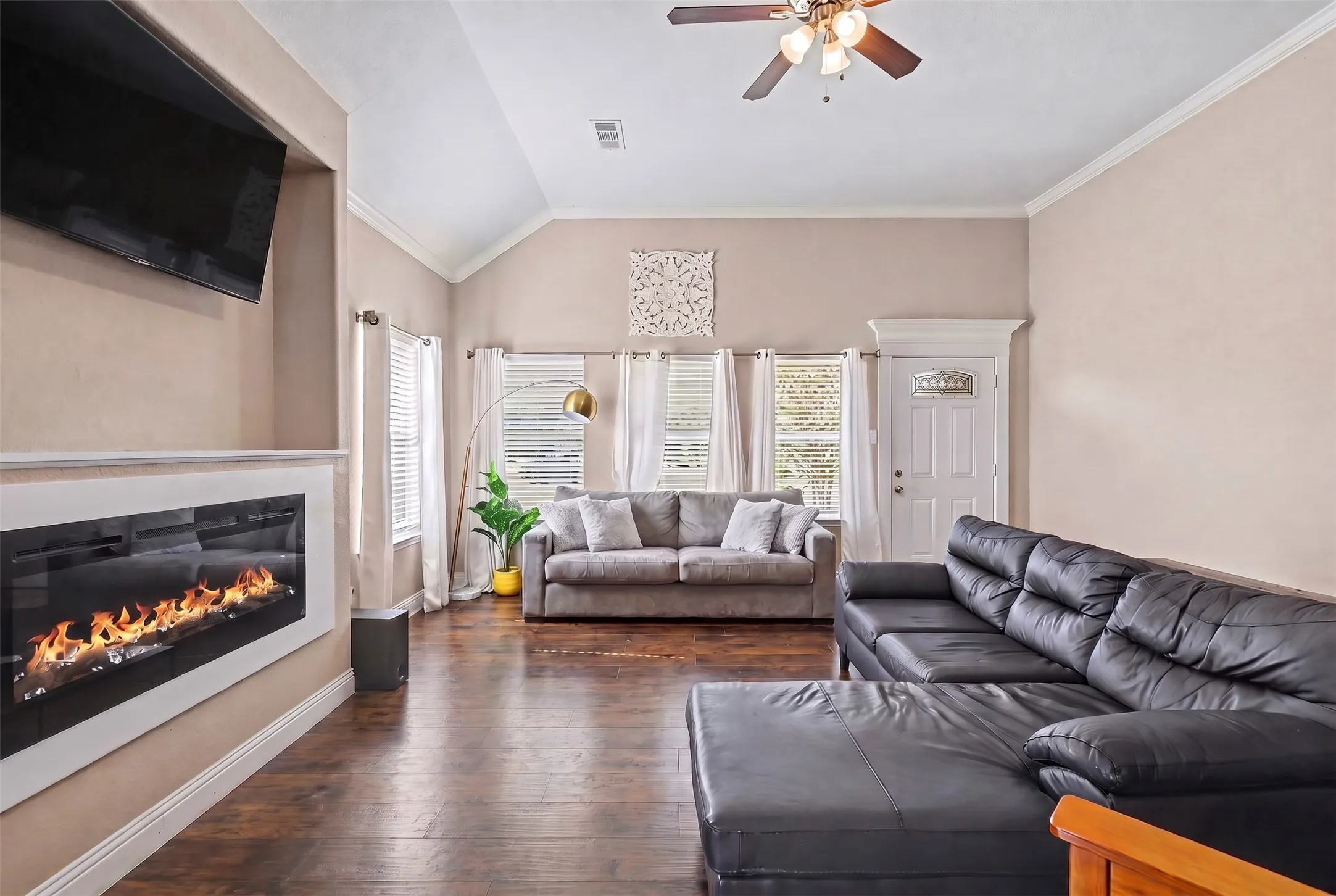Single Family Residence For Sale in Tarrant County , 819 N Ridge Drive, White Settlement, Texas 76108, 3 Bedroom, 2 Bathroom, 2 Garage spaces, 1,408 Sqft, built in 2019, mls#21411769, Real Estate Agent in White Settlement, Homes For Sale in Tarrant county, Homes For Sale in White Settlement, Realtor in White Settlement Texas, Real Estate Brokerage Independent Realty Texas, Luminita Cordes Realtor